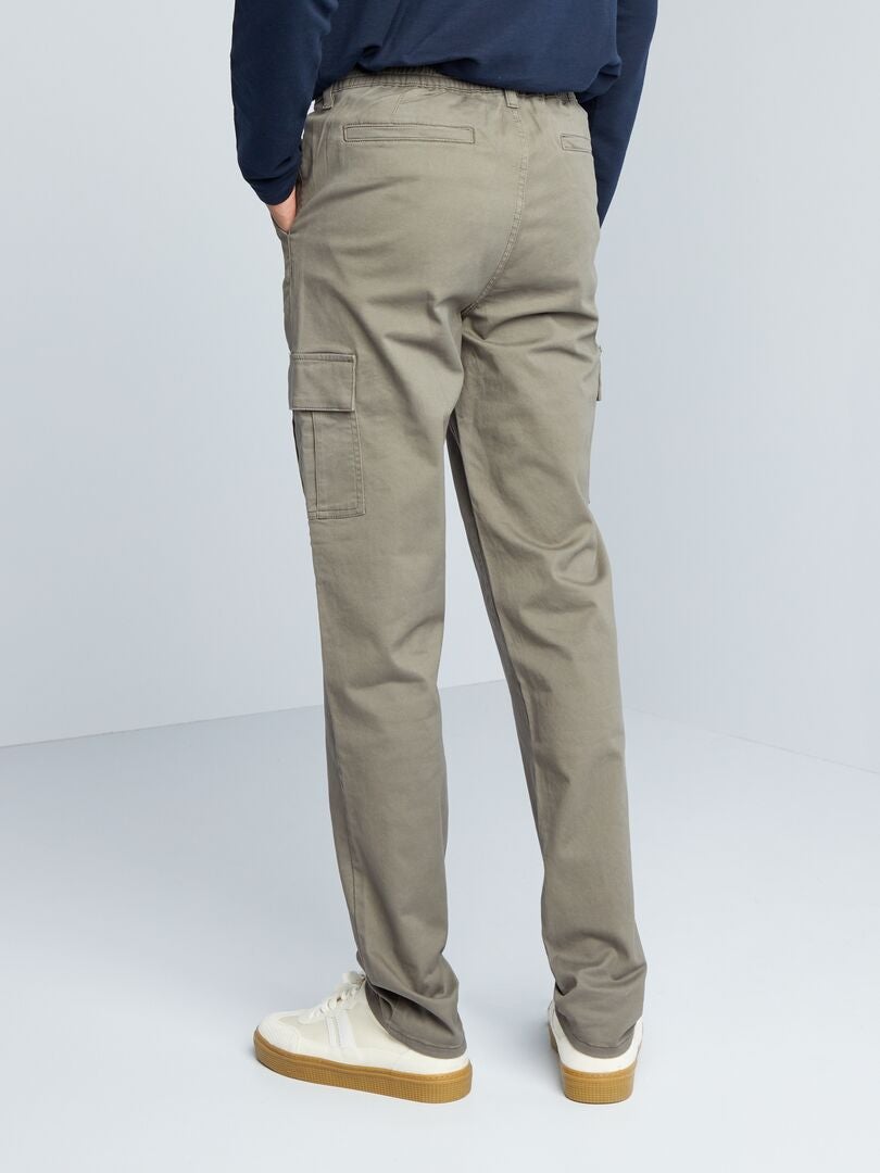 Calça reta com bolsos laterais +190 cm - L36 - Cáqui