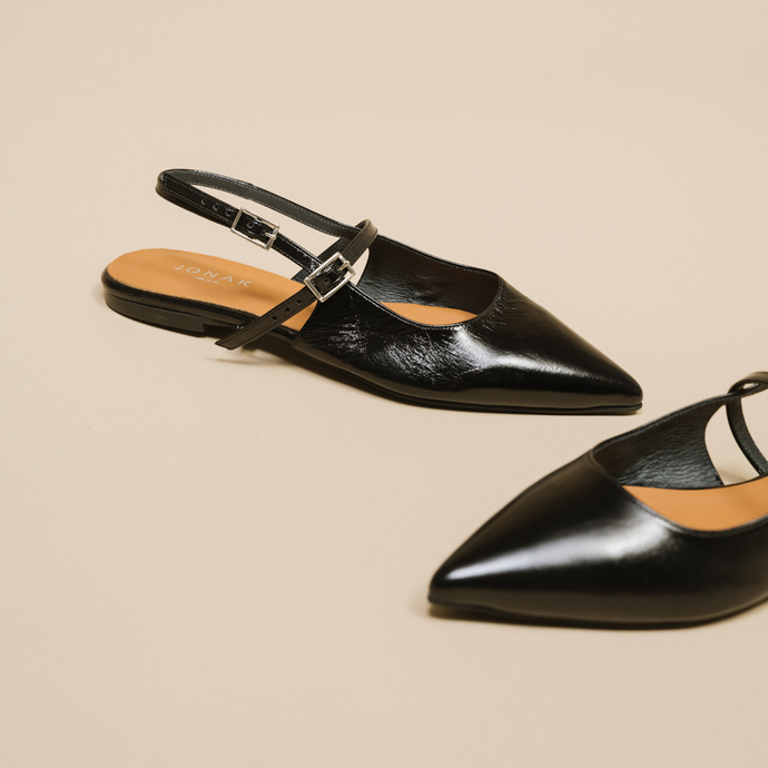 Ballerines à bouts pointus et lanières  en cuir brillant noir