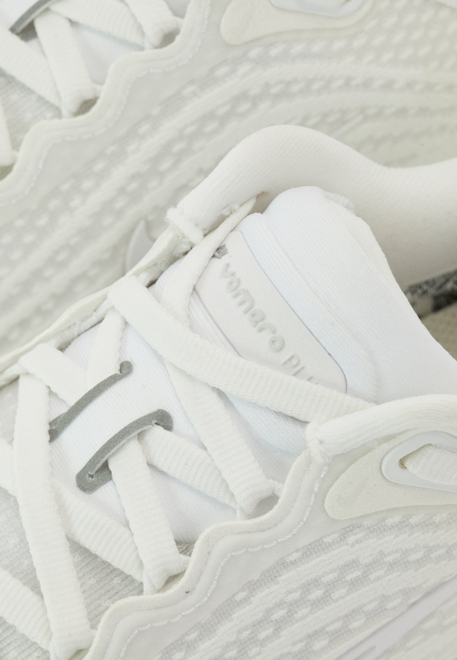 Nike Performance VOMERO PLUS - Buty do biegania po asfalcie - biały/summer white/photon dust/metallic silver