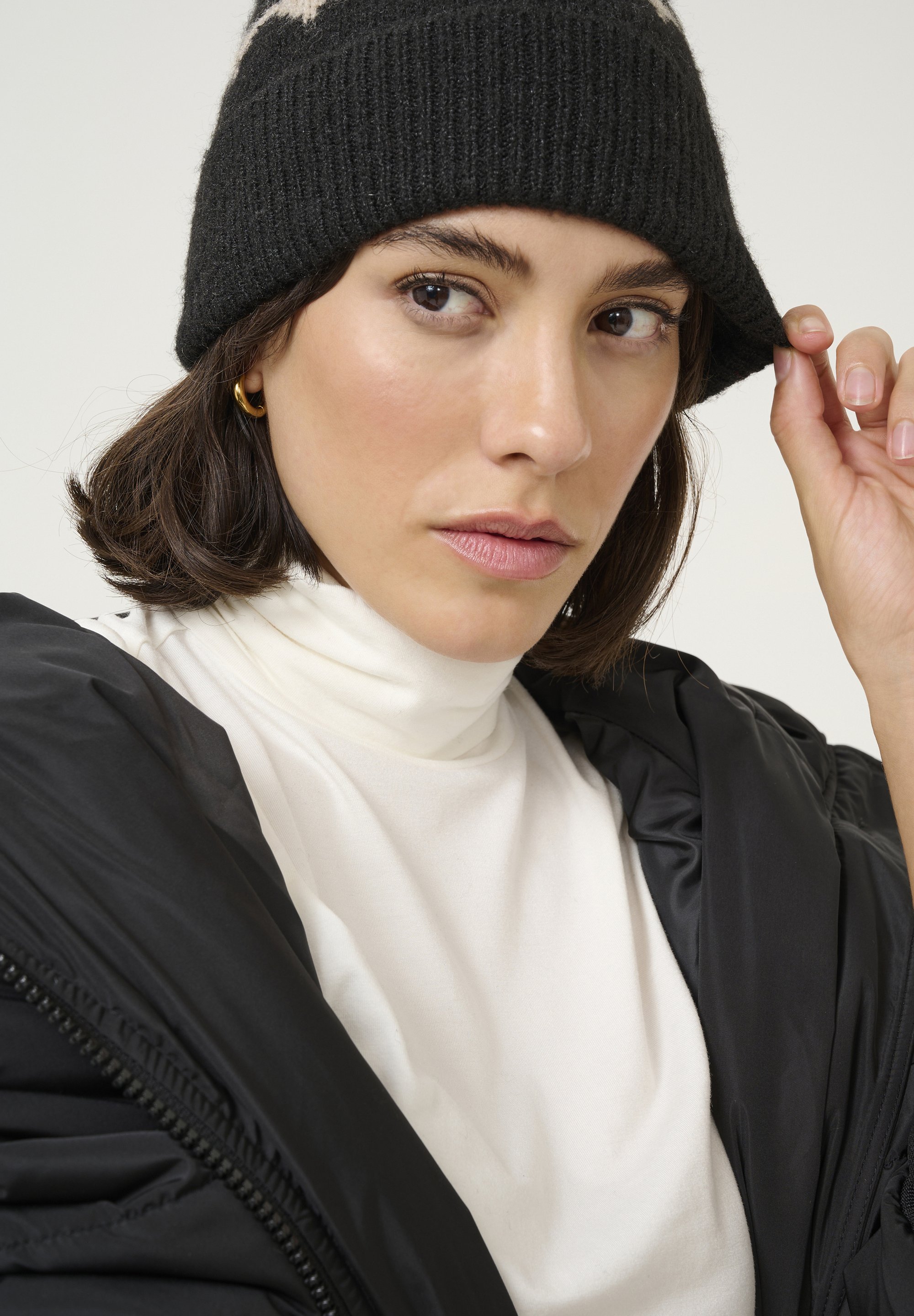 Kaffe Beanie - zwarte muts met grijze veren en gebreide details