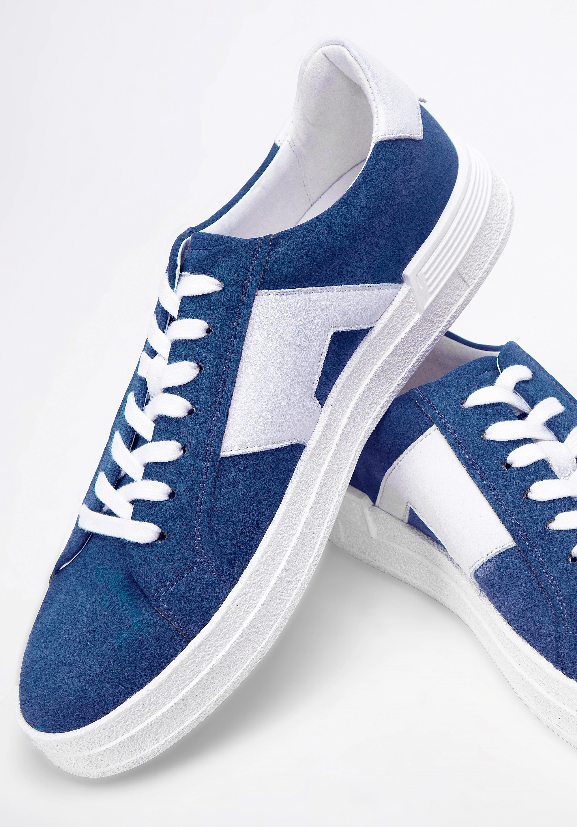 Męskie sneakersy z kontrastową podeszwą granatowe