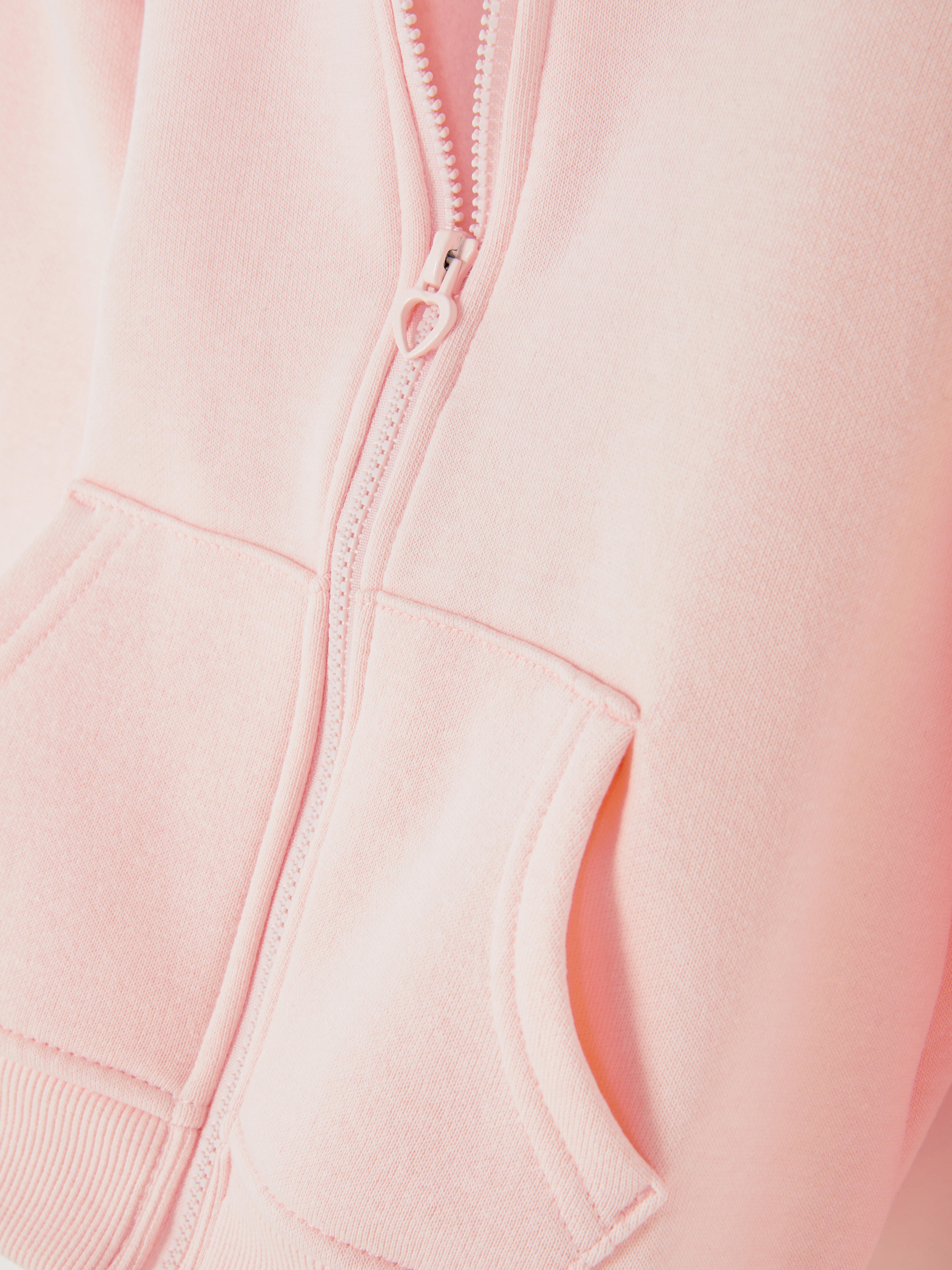 Kapuzenpullover mit durchgehendem Reißverschluss. Ein Kapuzenpullover mit praktischen Seitentaschen und einem herzförmigen Reißverschluss.
