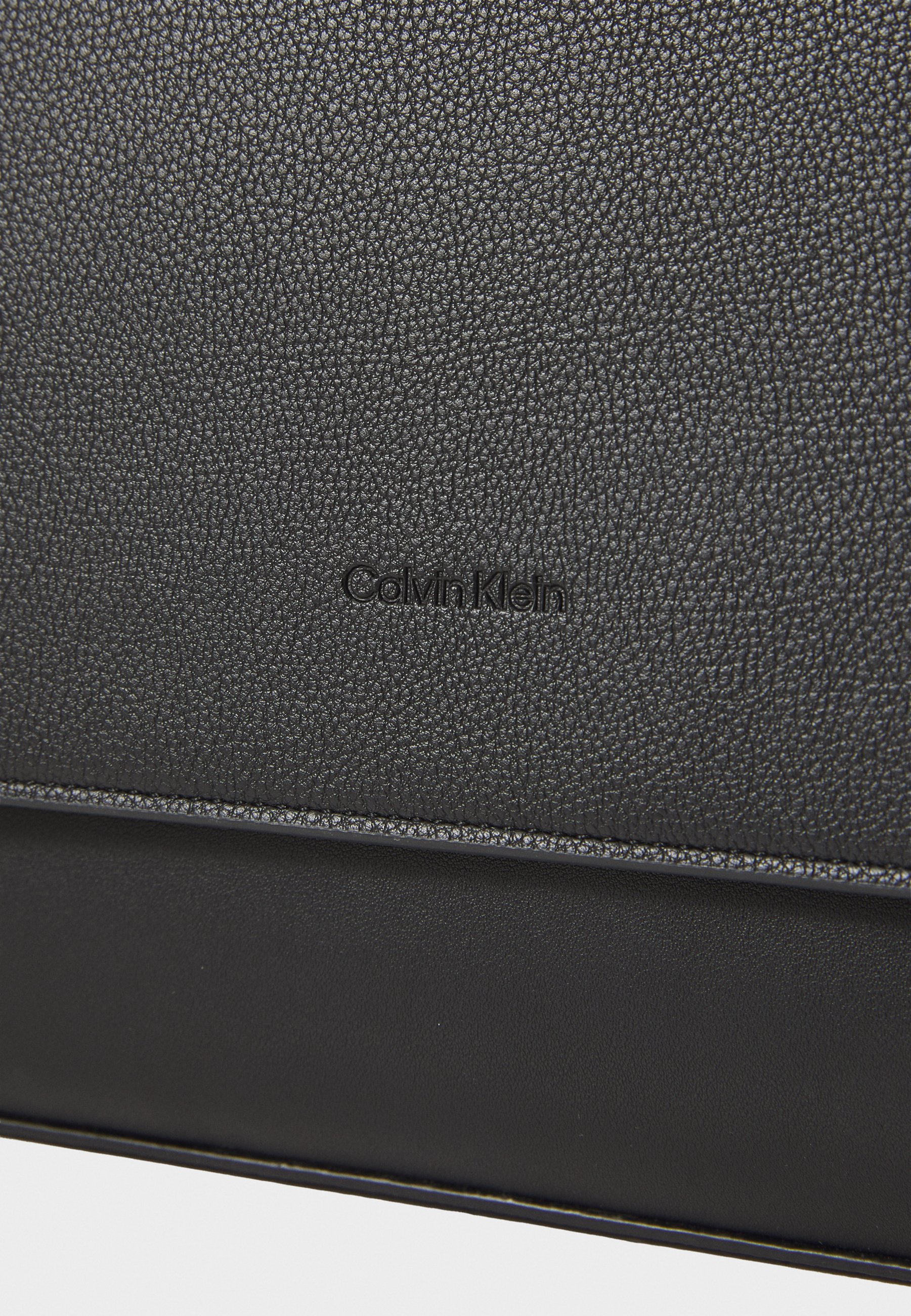 Calvin Klein MICRO PEBBLE MESSENGER - Crossbodytas - zwart