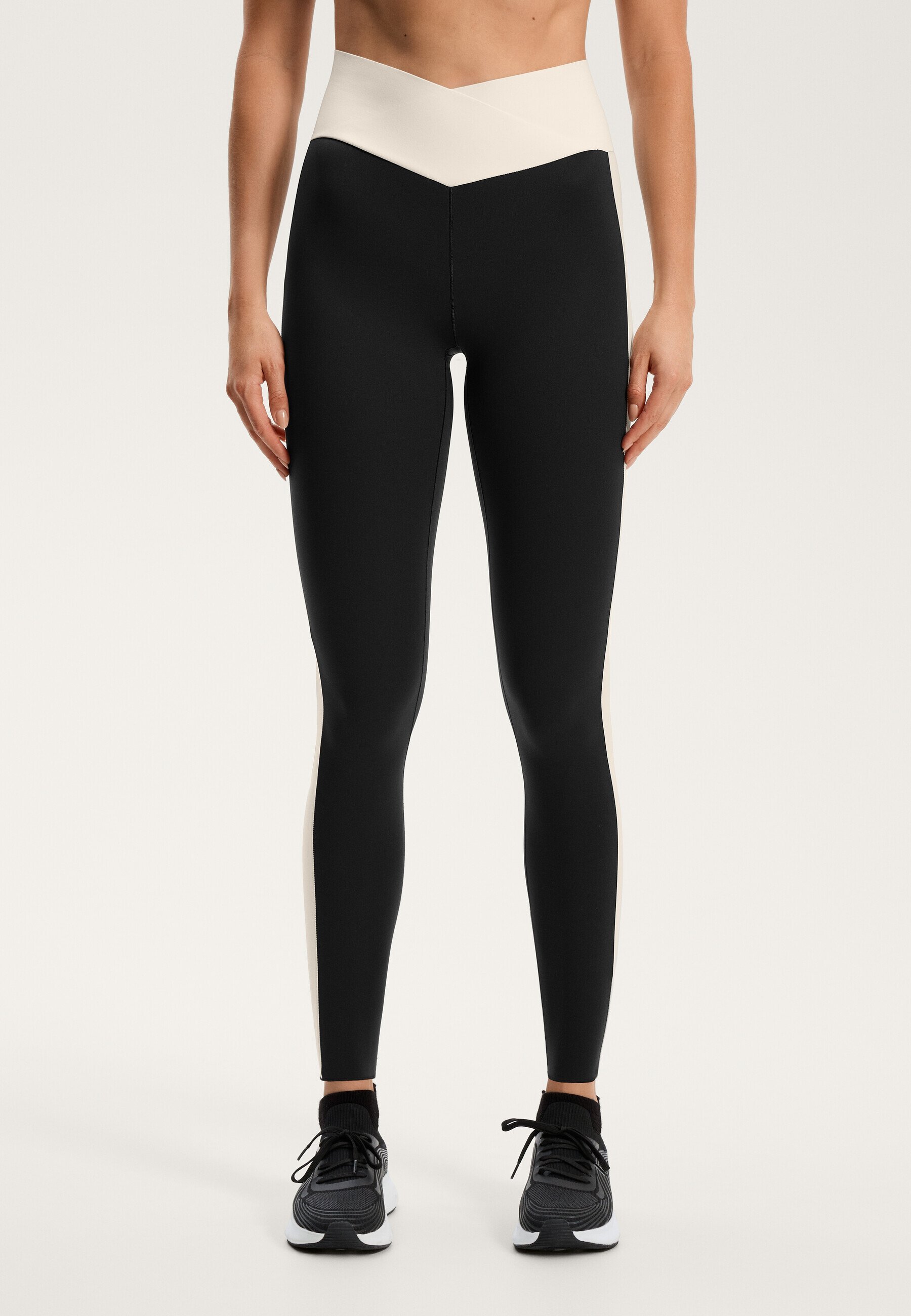OYSHO PERFECT-ADAPT HIGH RISE 65 CM ENKELLENGTE MET V-TAILLE - Leggings - zwart