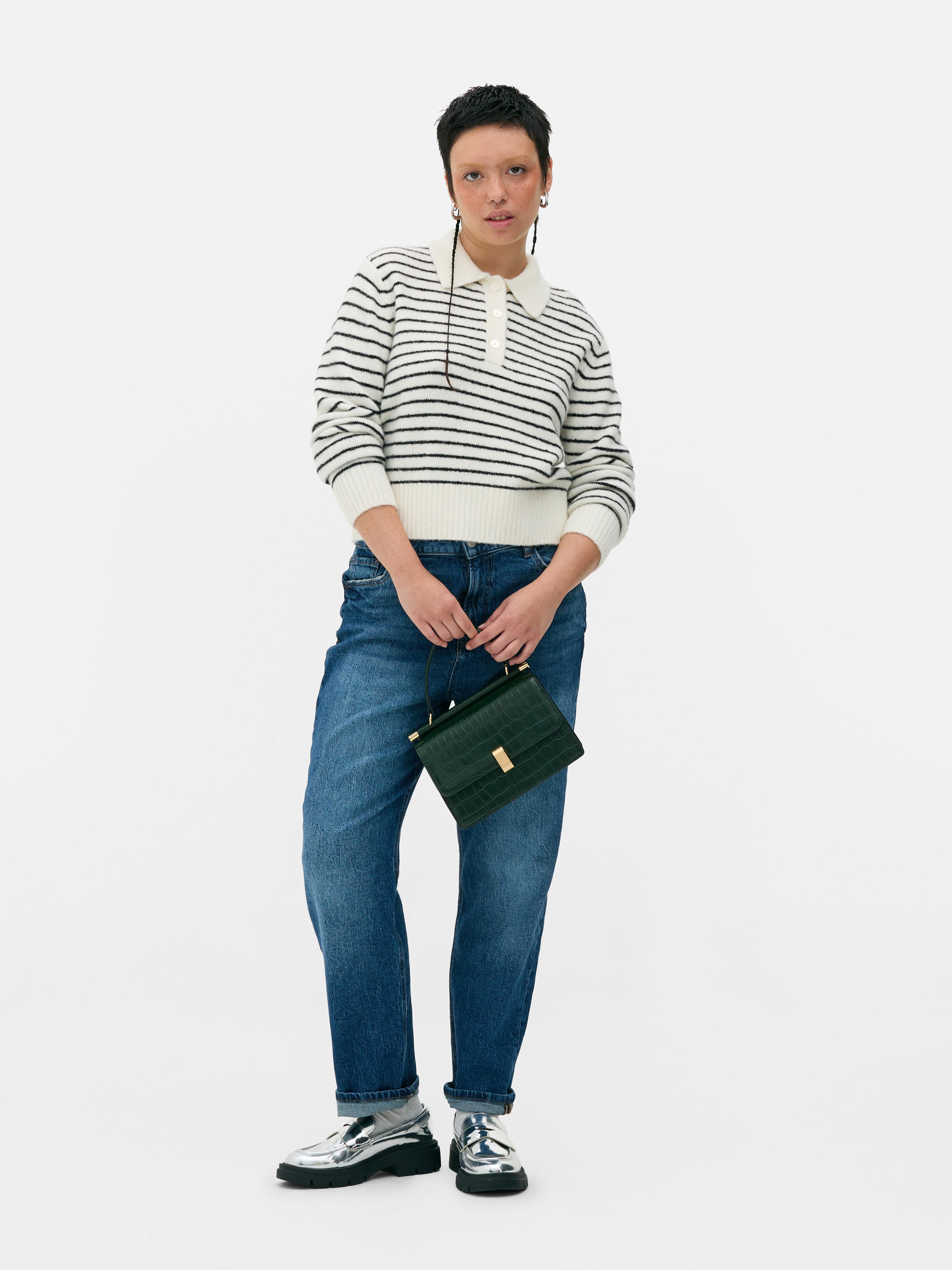 Genser med polokrage En myk genser med polokrage og knappestolpe for et komfortabelt, preppy utseende