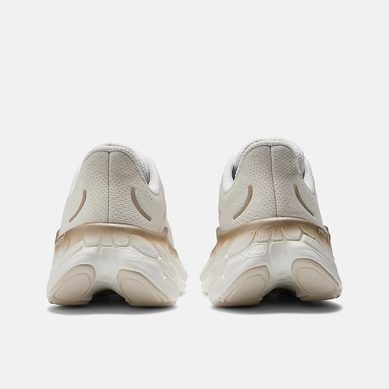 Fresh Foam X More v4 für Frauen – Weiß mit goldenem Metallic-Finish und Mondlichtglanz