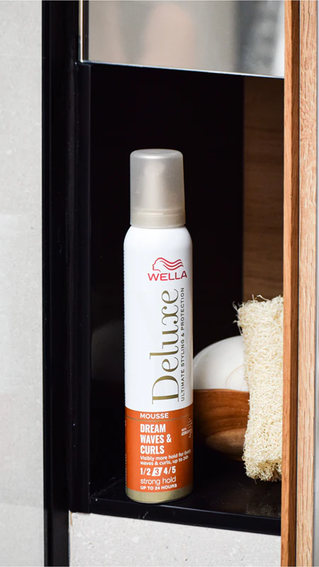 Mousse capilar Wella Deluxe Dream Waves & Curls para cabelos cacheados e ondulados.