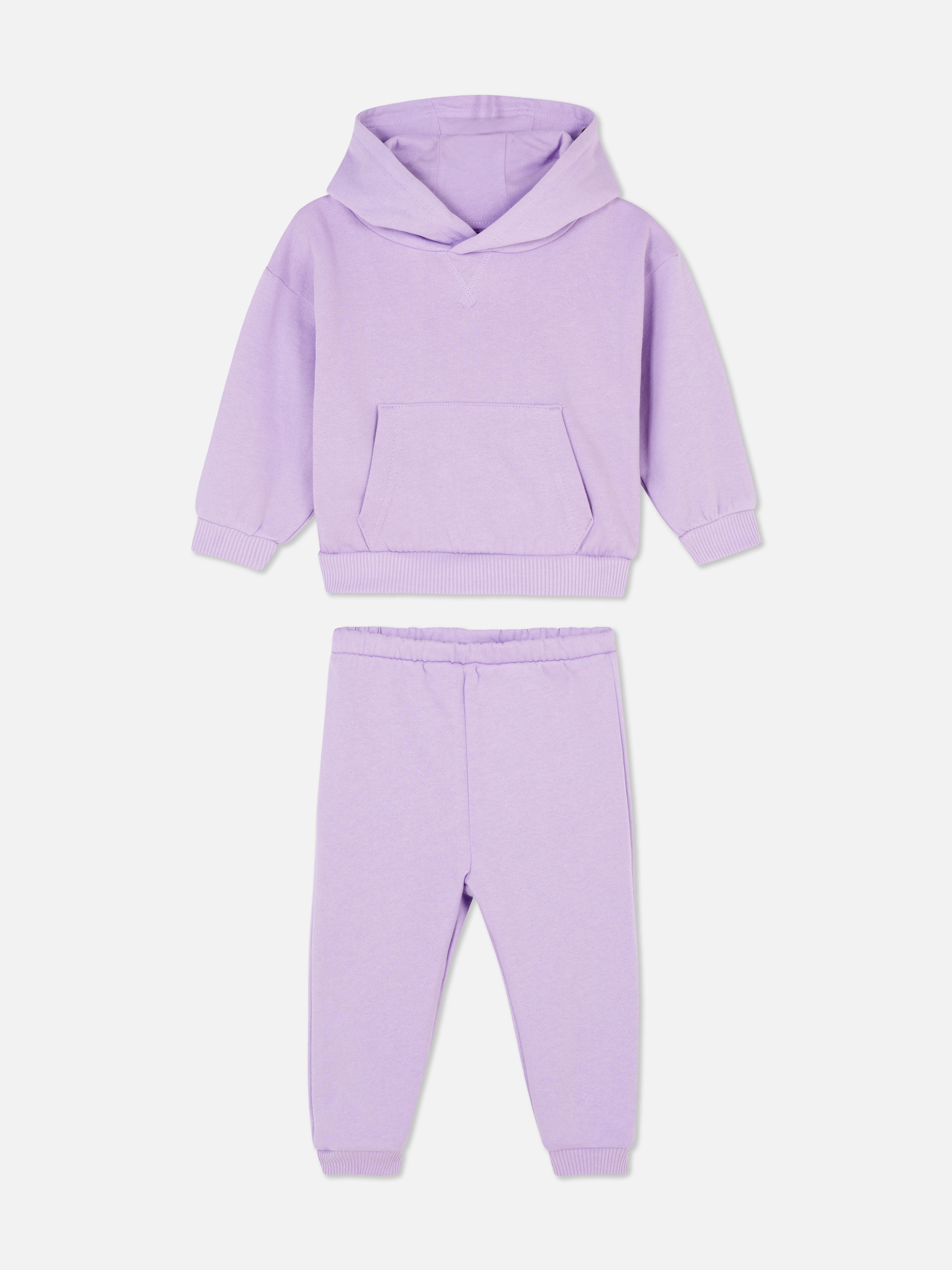 Ținută casual cu hanorac și pantaloni de trening asortați.