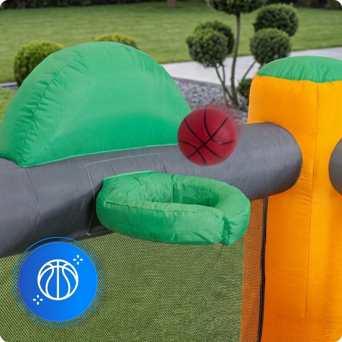 Area giochi gonfiabile KINDI con scivolo acquatico, cestino giochi, soffiatore e grande castello da giardino.