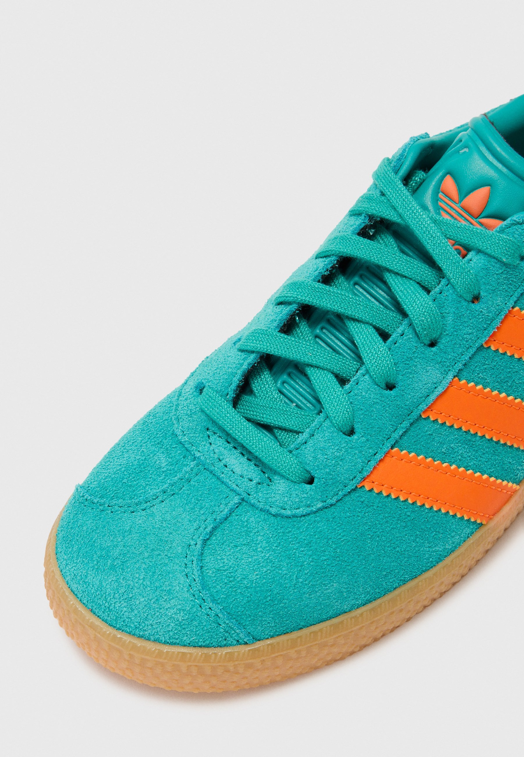 adidas Originals GAZELLE UNISEX - Joggesko - pure teal/impact orange/collegiate purple