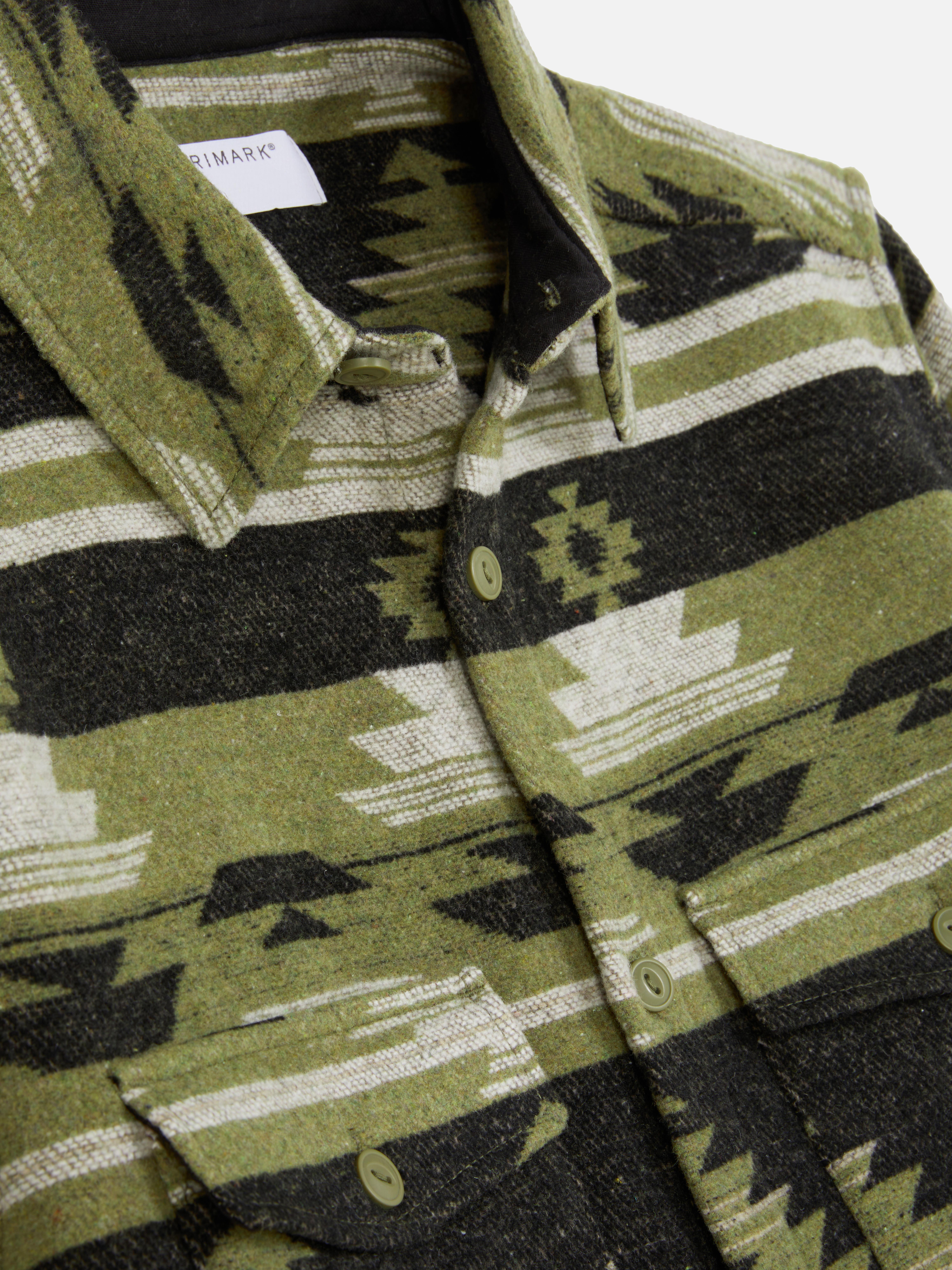 Geometrisches Overshirt Ein lässiges Overshirt mit Kragen, zwei Brusttaschen und einem durchgehenden geometrischen Muster