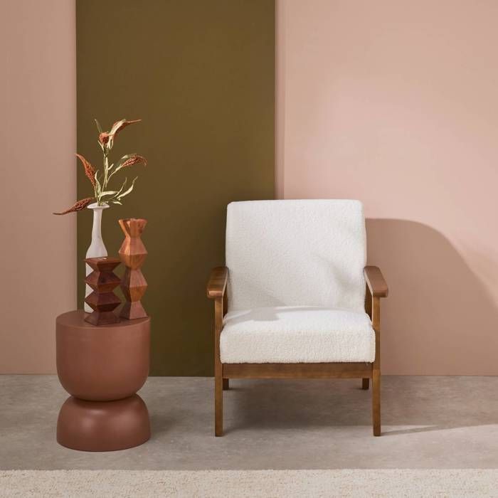 Sillón escandinavo ISAK en madera de caucho teñida de nogal claro con estampado bouclé.
