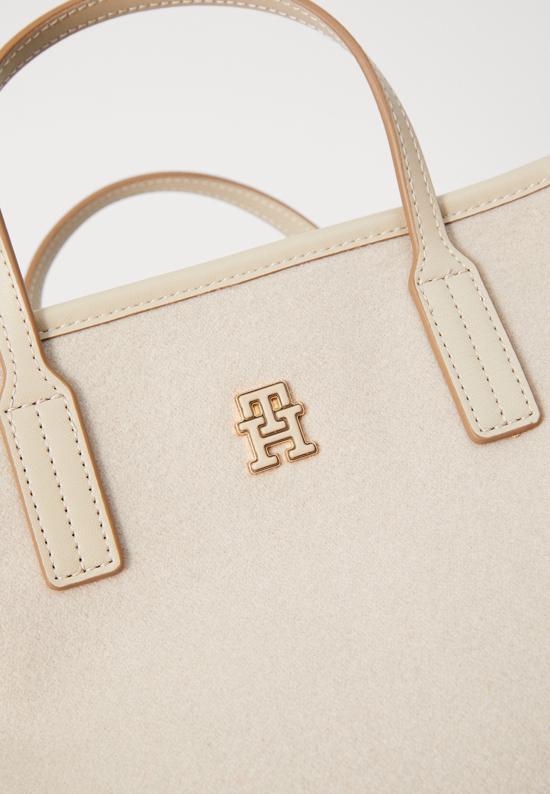 Tommy Hilfiger CITY SMALL TOTE MELTON - Handtas - sandelhout