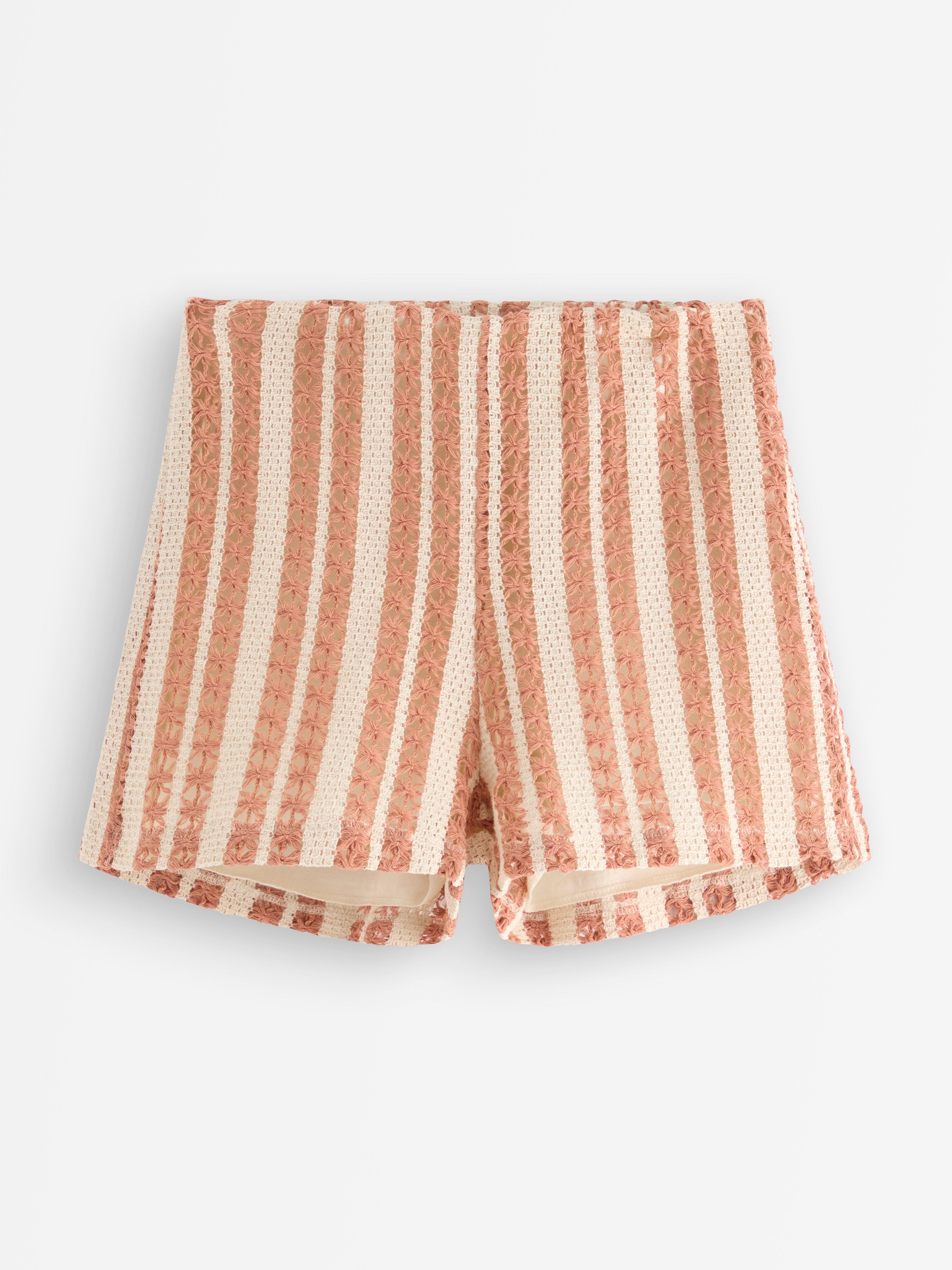 Pantalones cortos con aspecto de ganchillo color beige