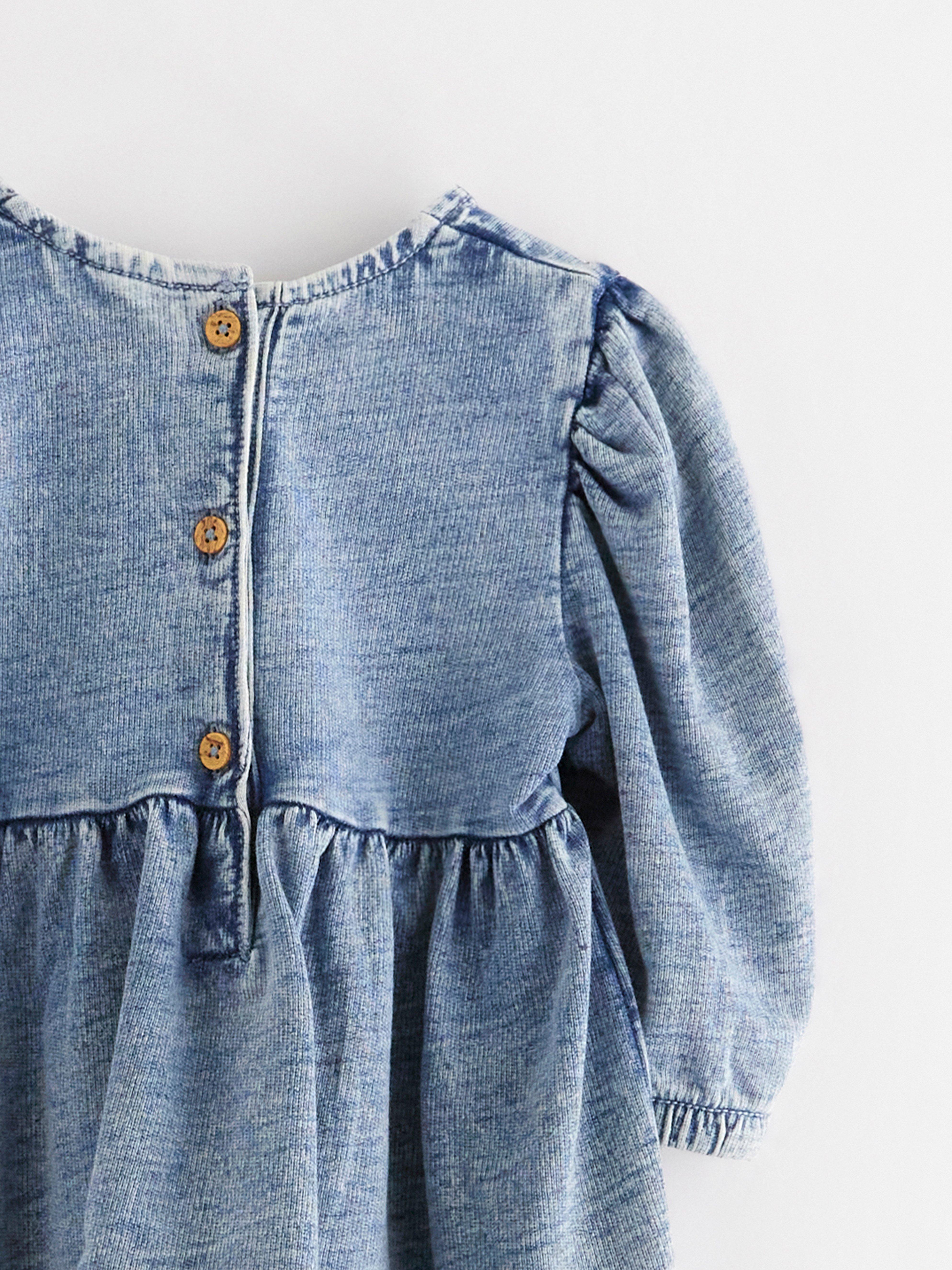 Vestido de punto vaquero. Denim claro.