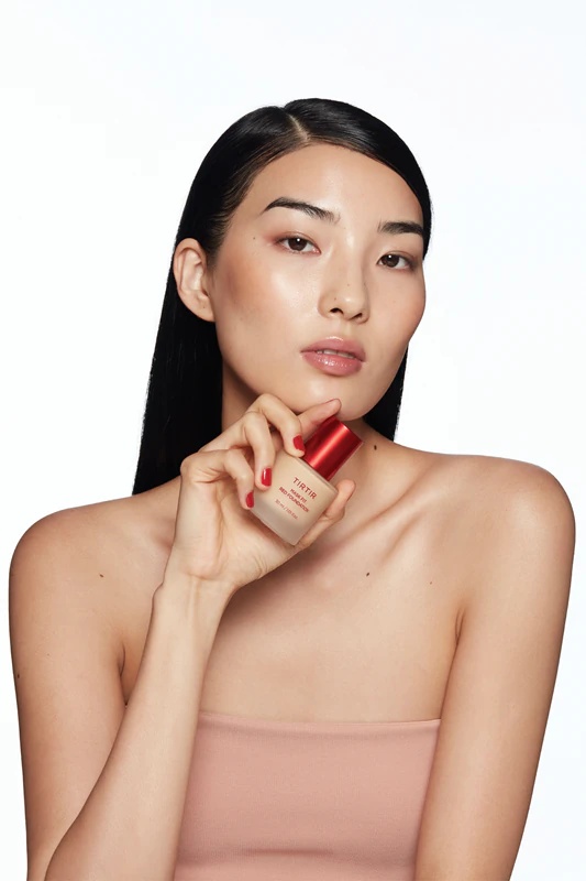 TIRTIR Mask Fit Red Foundation ir izgaismojošs, mitrinošs šķidrais tonālais krēms.