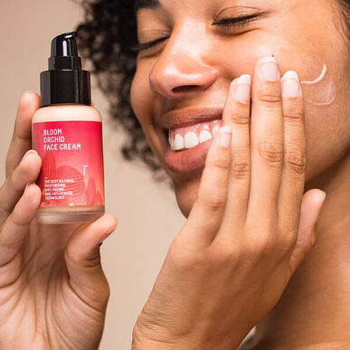 „Freshly Cosmetics Bloom Orchid“ veido kremas. Senėjimą stabdantis kremas sausai ir jautriai odai 50 ml 50 ml