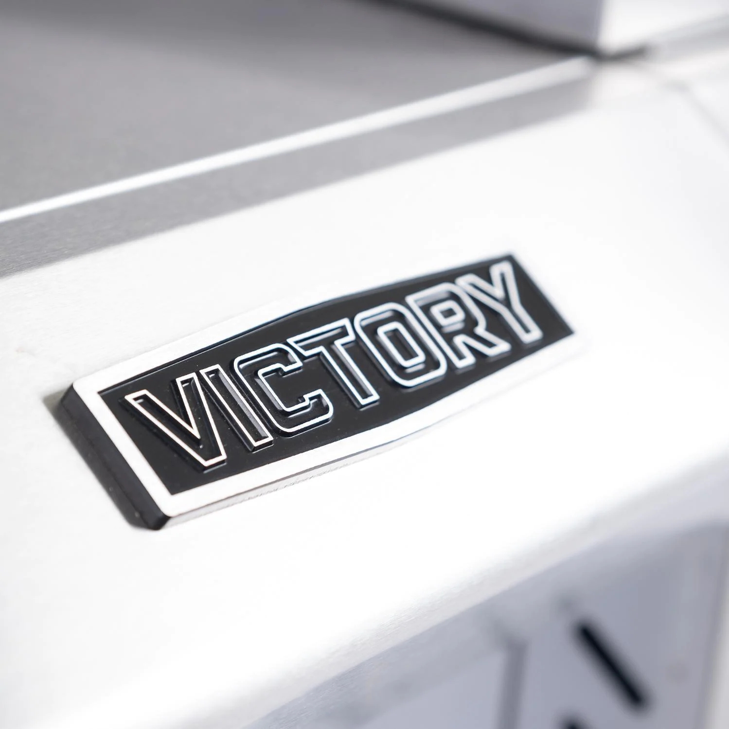 Parrilla de gas propano Victory de 3 quemadores con quemador lateral infrarrojo - BBQ-VCT3BSB-LP