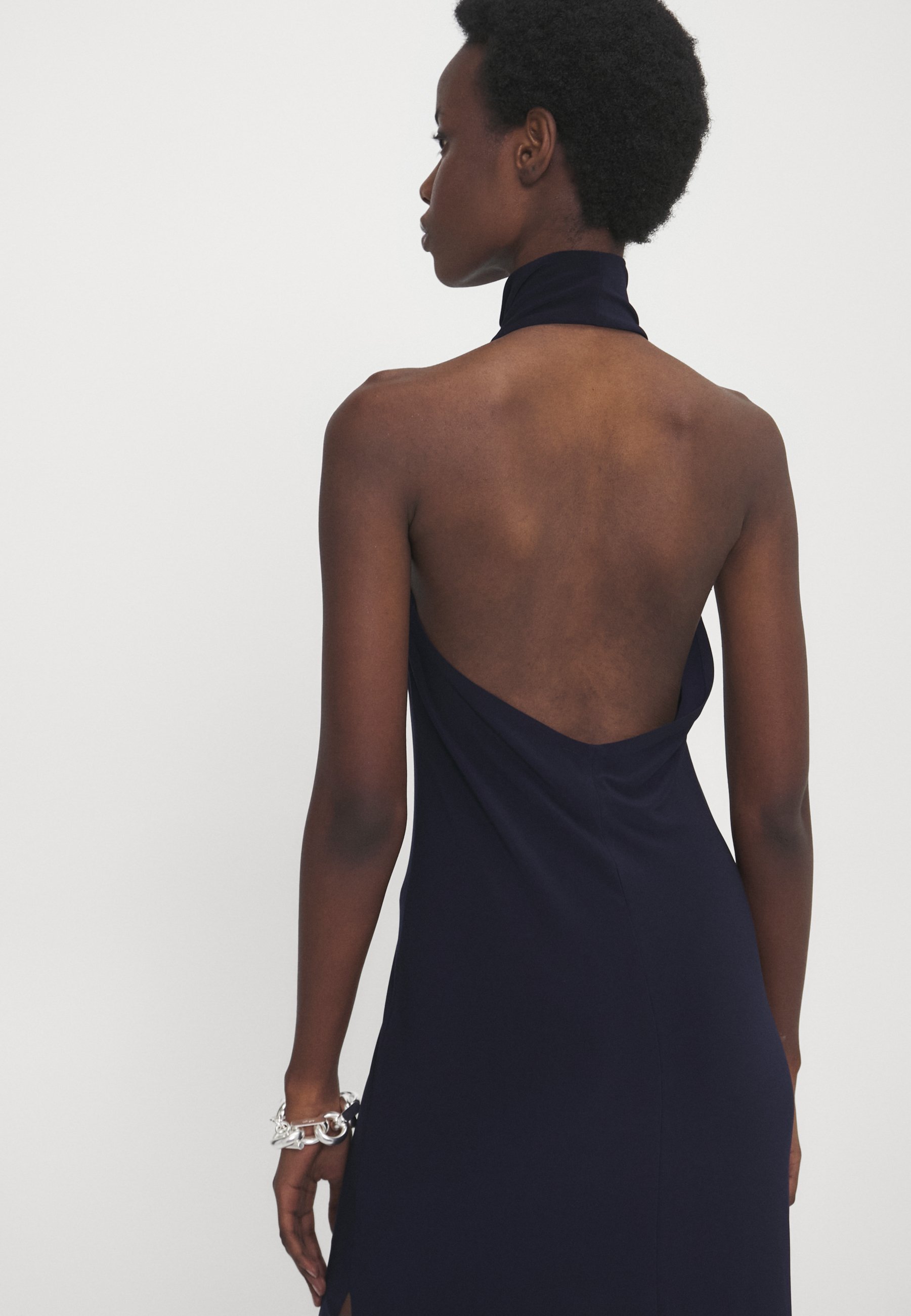 Norma Kamali „HALTER TURTLE SIDE SLIT GOWN“ – džersio suknelė – tamsiai mėlyna