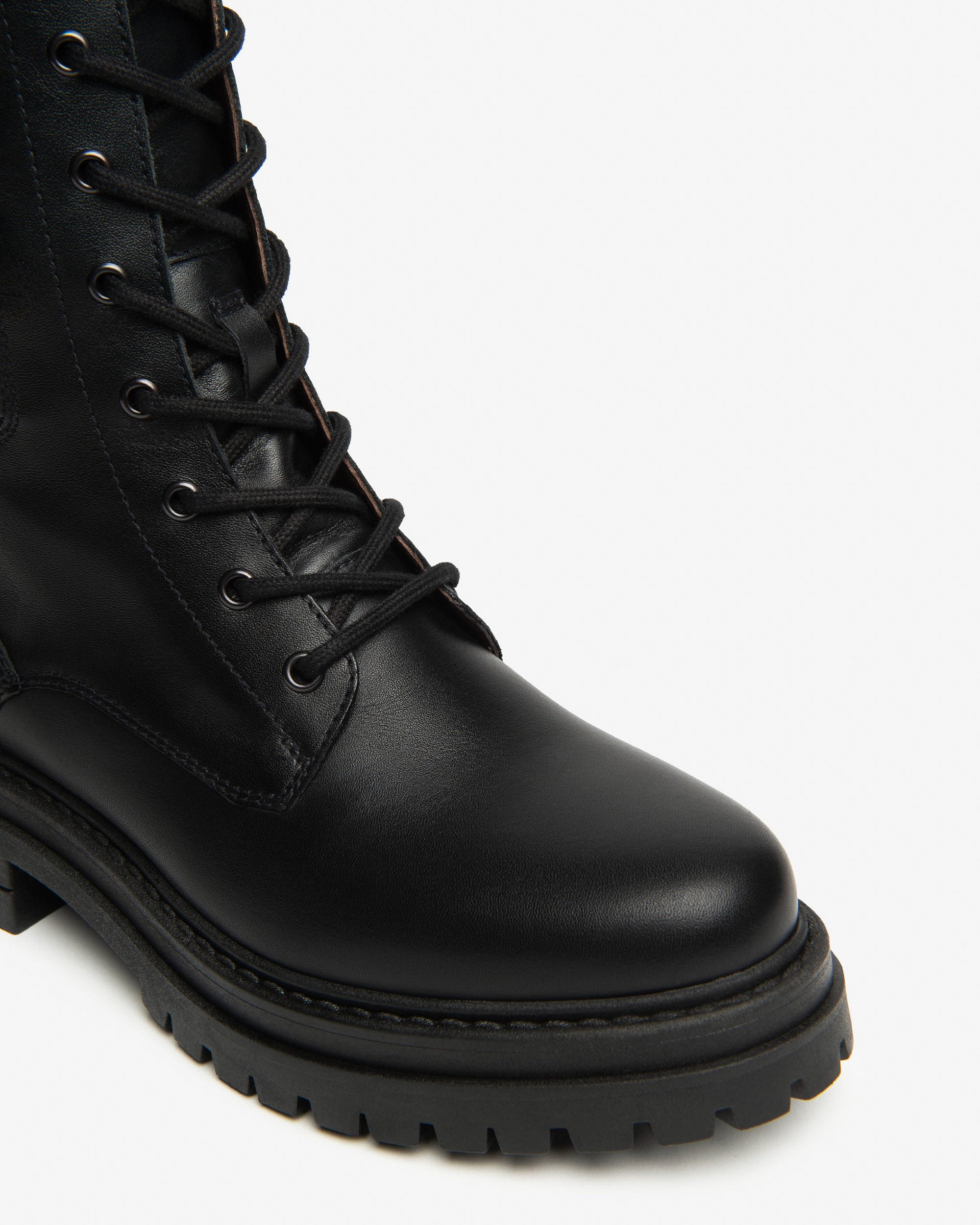  Damenstiefel aus Leder und technischem Material