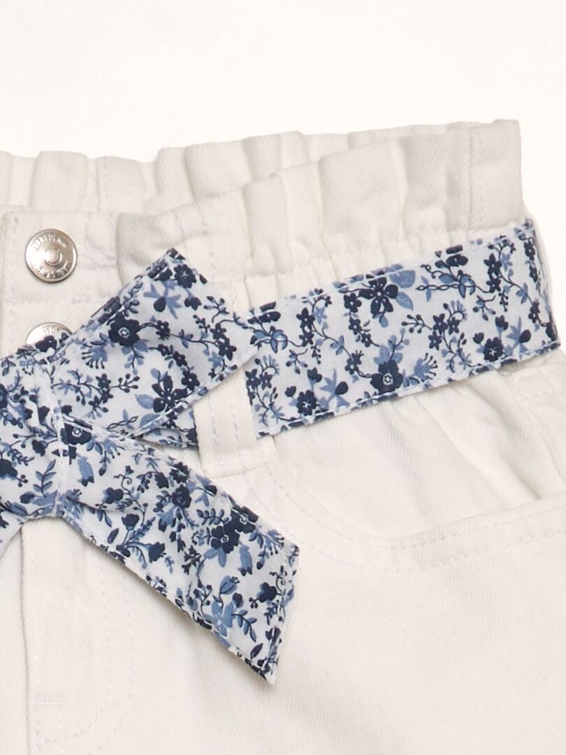 Pantalones cortos vaqueros de mezclilla con estampado de bolsas de papel - BLANCOS