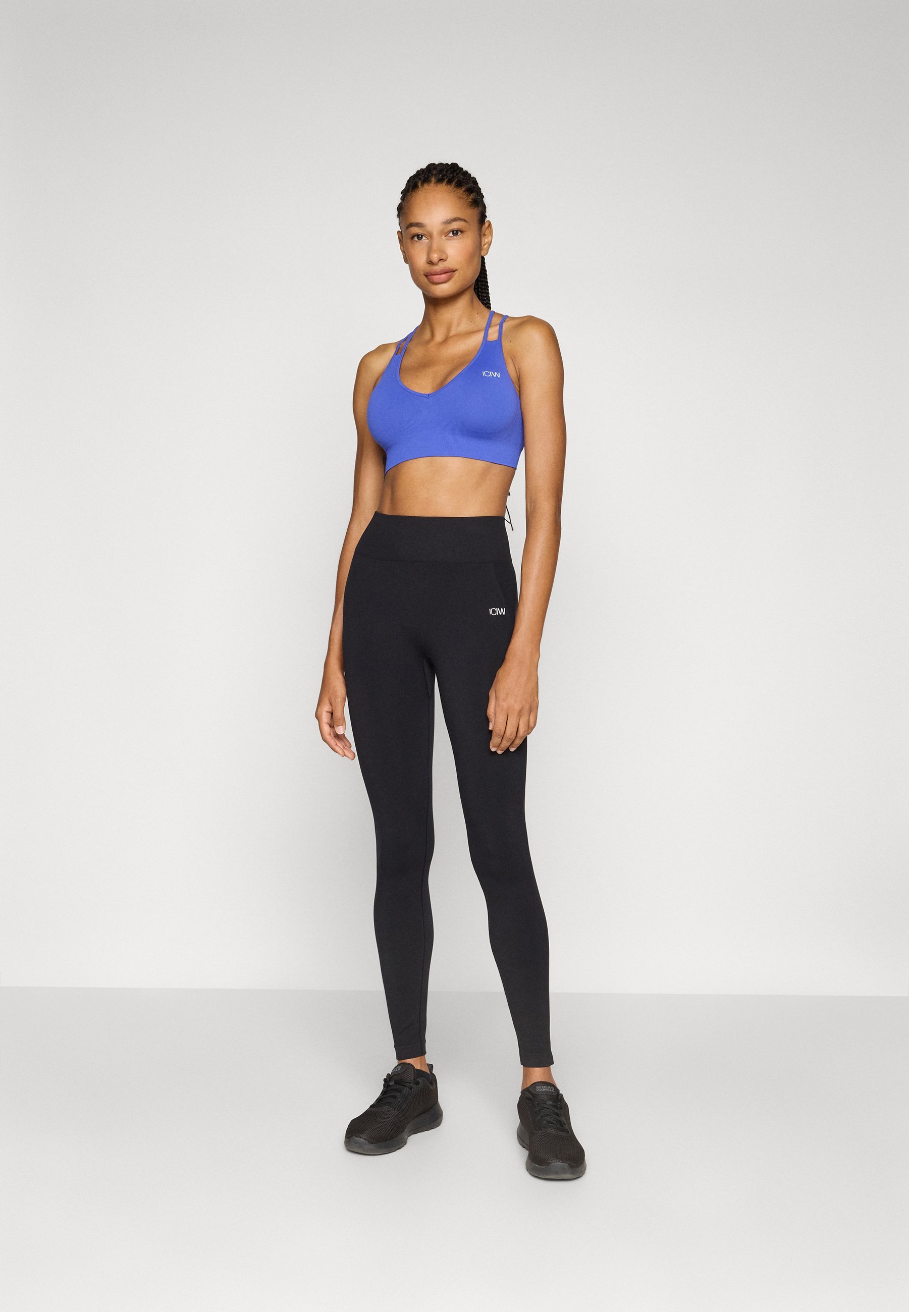 ICANIWILL DEFINE SEAMLESS V SHAPE BRA - Sportbeha met gemiddelde ondersteuning - virtueel blauw
