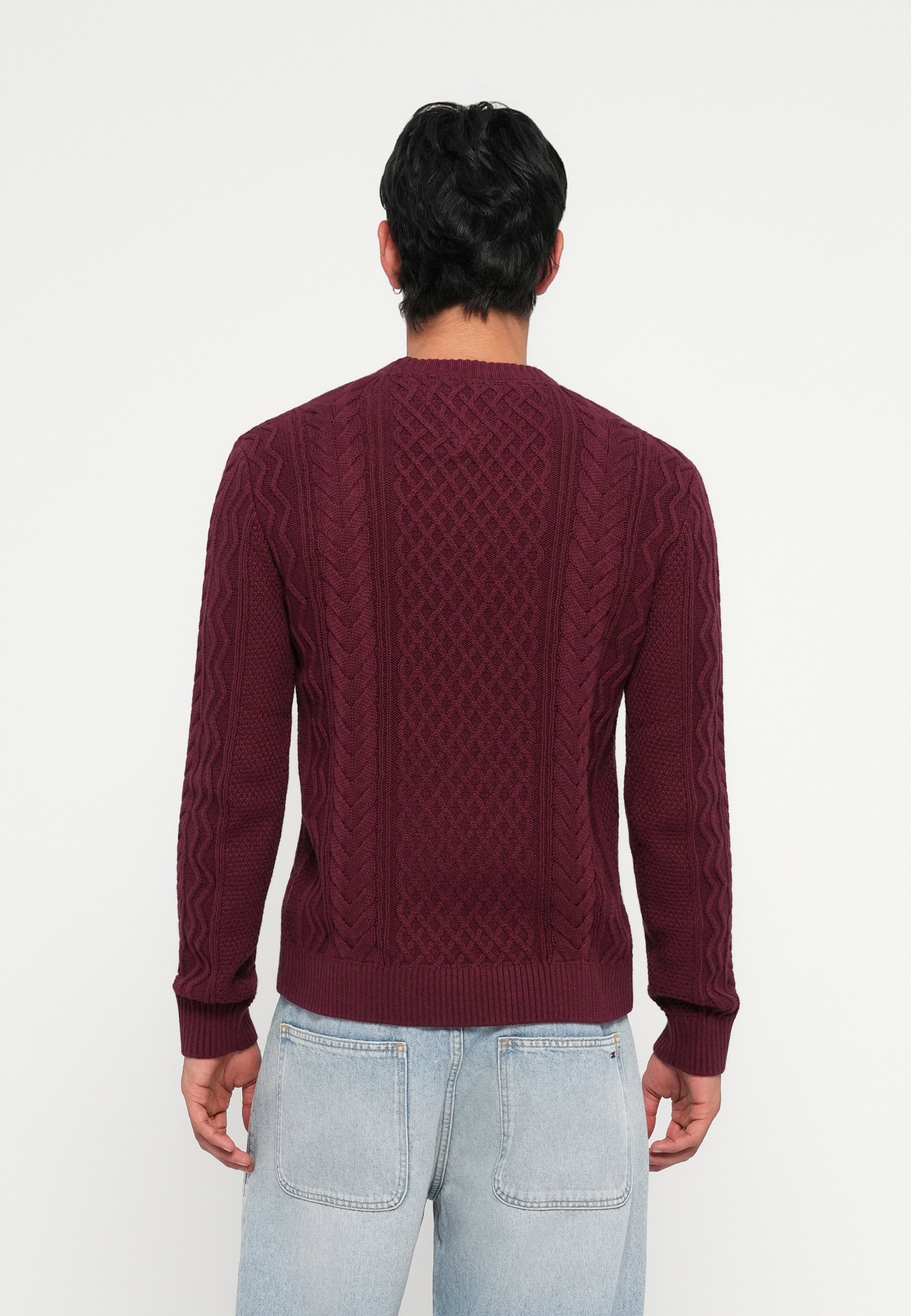 Tommy Jeans BADGE CABLE KNIT SWEATER - Trui - bordeauxrode tint