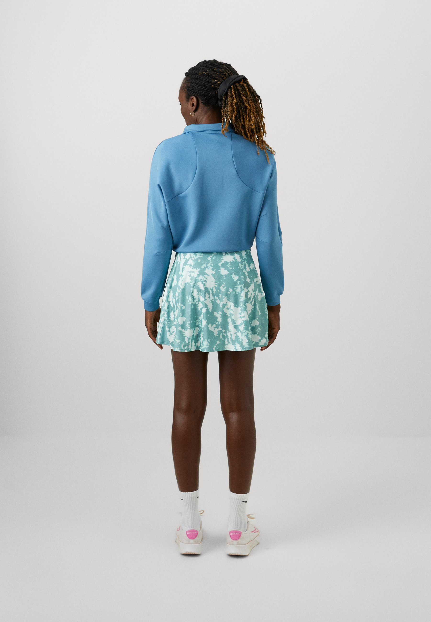 Nike Performance VICTORY SKIRT FLOUNCY PRINT REGULAR - Sportrok - cannon/wit