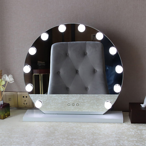 Specchio per il trucco illuminato Hollywood di Livingandhome