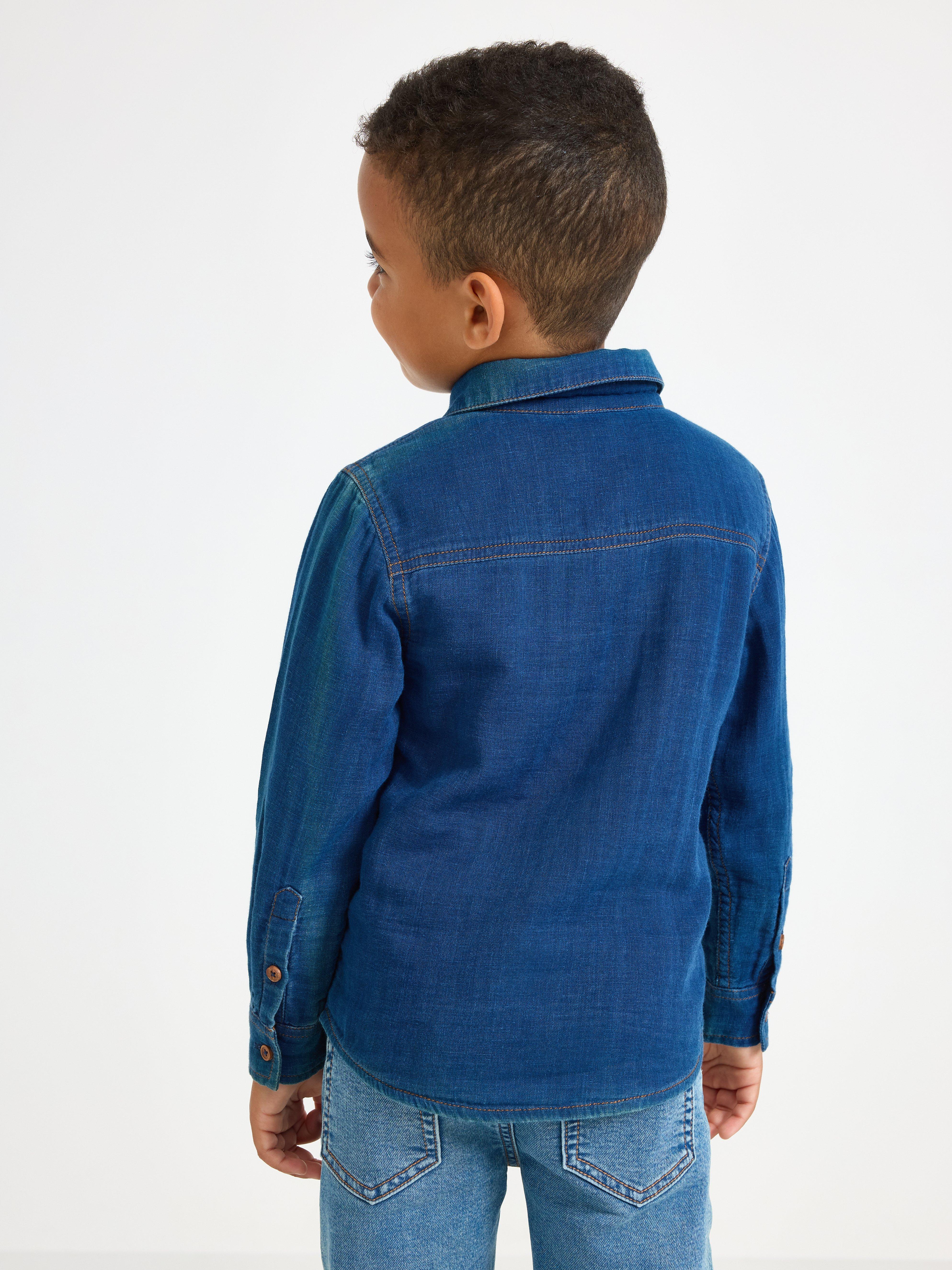 Camisa com efeito jeans, tamanho médio.