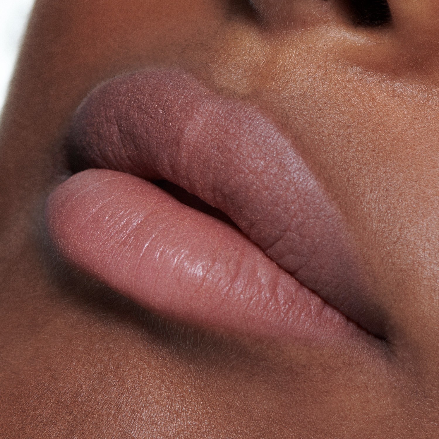 MAC skysti lūpų dažai „Intimate Nudes Powder Kiss“ – 5 ml
