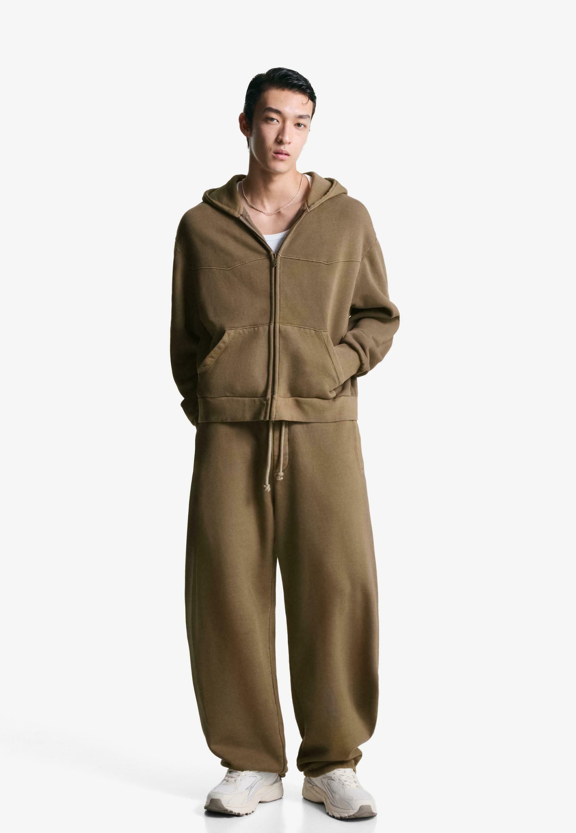 Bershka BALLOON - Trainingshose - dunkelbraun