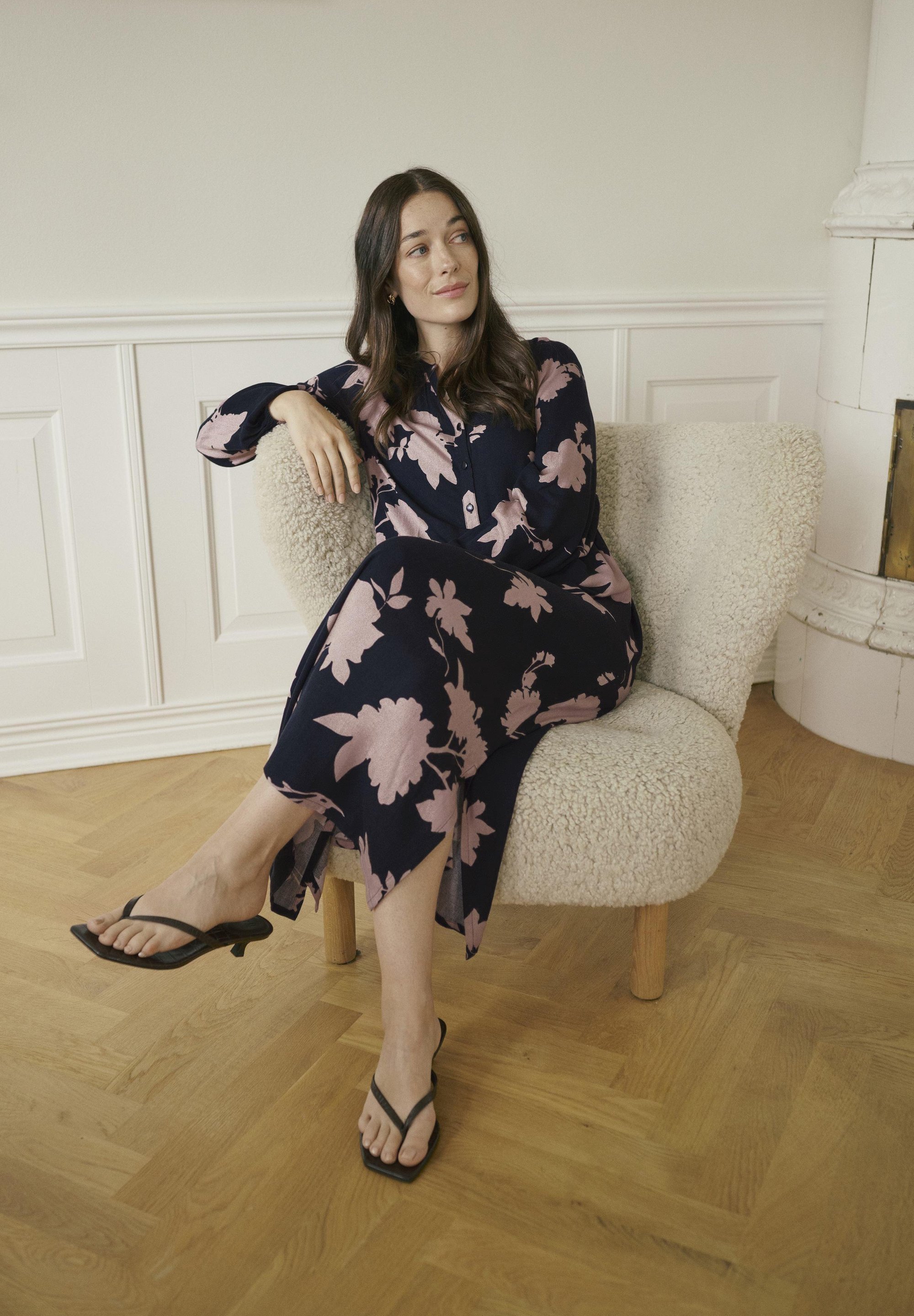 Bon'A Parte ELISA - Hemdkleid - schwarzer Rosenprint mit großem Blumenmuster