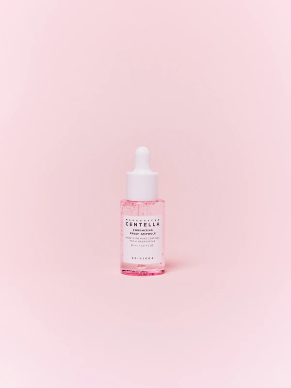 SKIN1004 Madagaskarské pupečníkové detoxikační sérum na obličej s porézní čerstvou ampulí pro vyhlazení pleti a zmenšení pórů