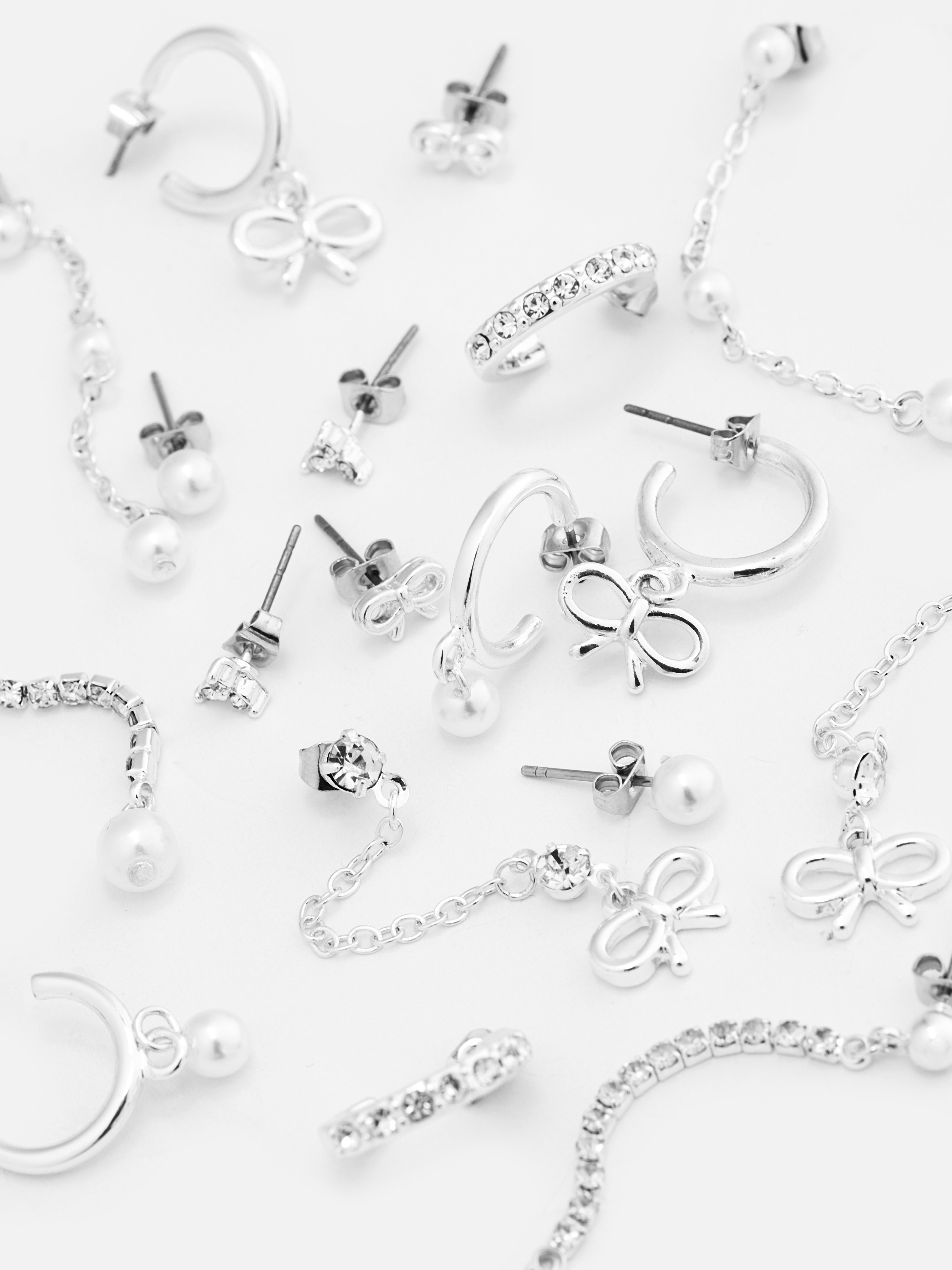 Assortimento di orecchini, set da 9 pezzi. Confezione multipla con graziosi orecchini a cerchio, piccoli orecchini a perno e orecchini pendenti.