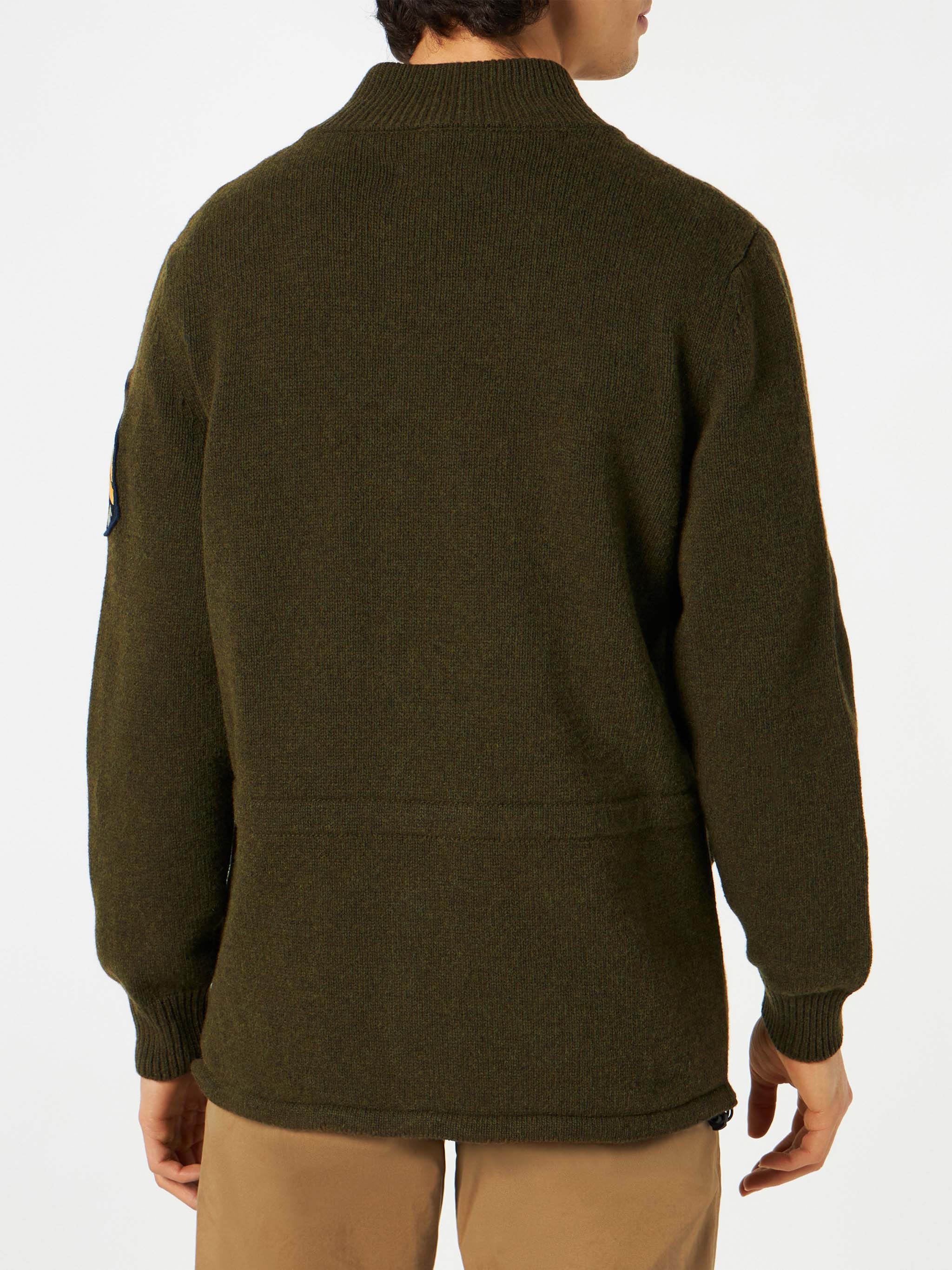 Veste de terrain tricotée avec écusson