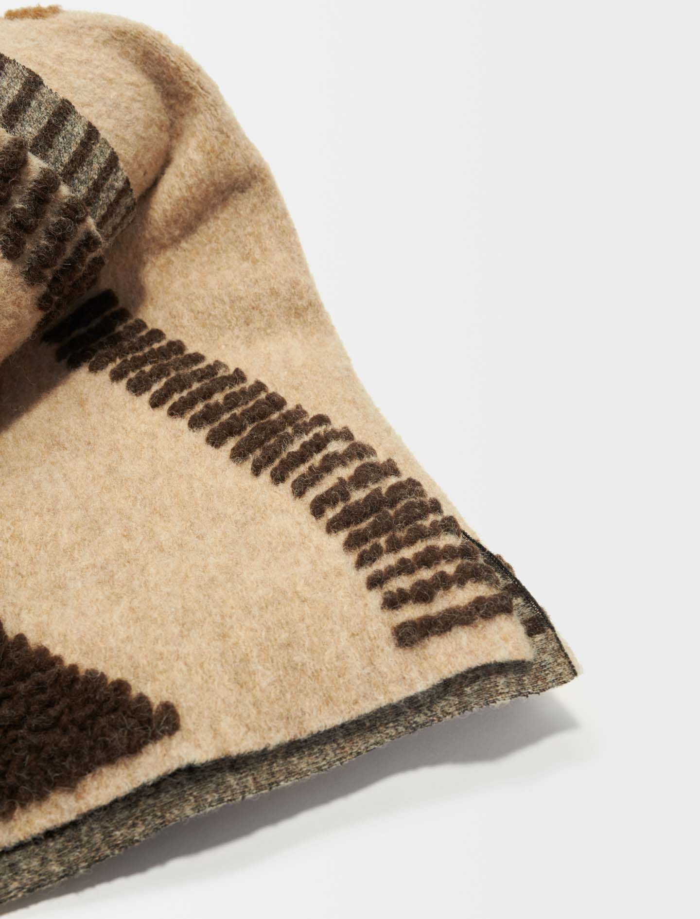Kontrastivärinen teksturoidtu raidallinen poncho - Kameli