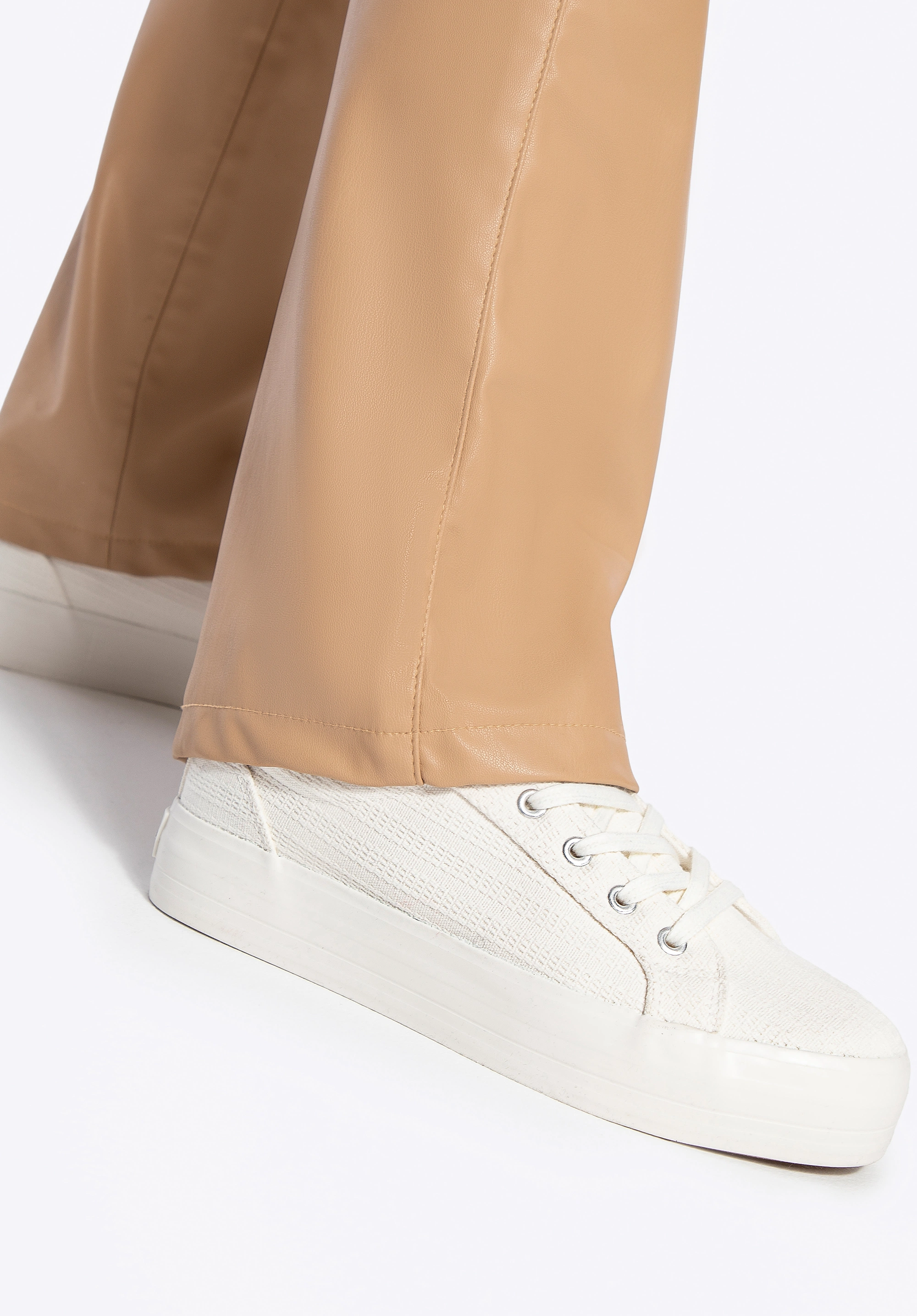 Damskie sneakersy na platformie kremowe