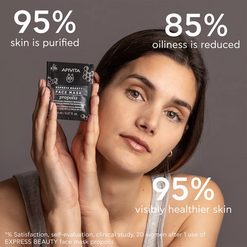 „Apivita Express Beauty“ valomoji veido kaukė su propolio juodąja valomąja kaukė riebiai odai
