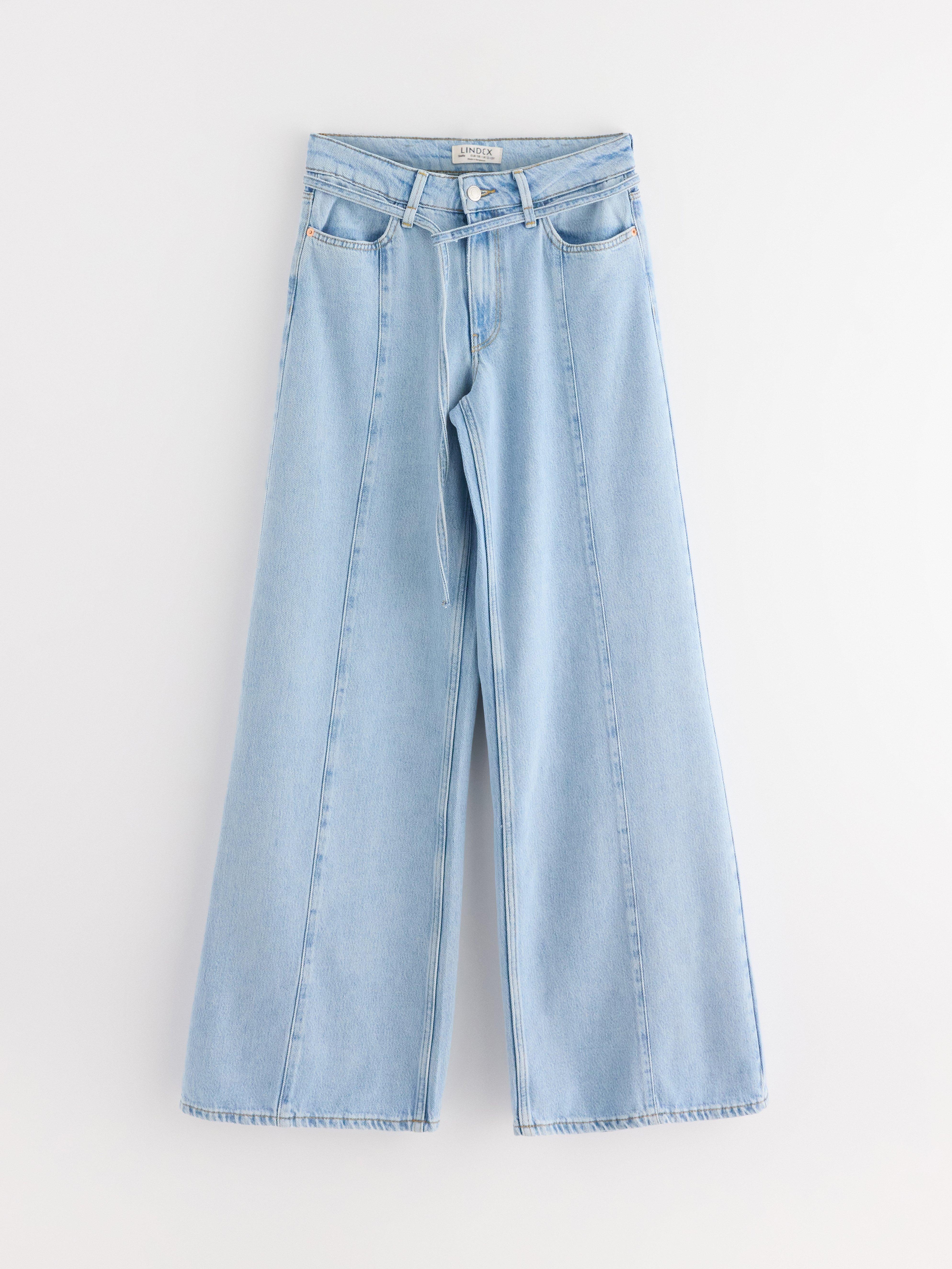 Calça jeans WIDE macia com pernas extra largas em denim claro.