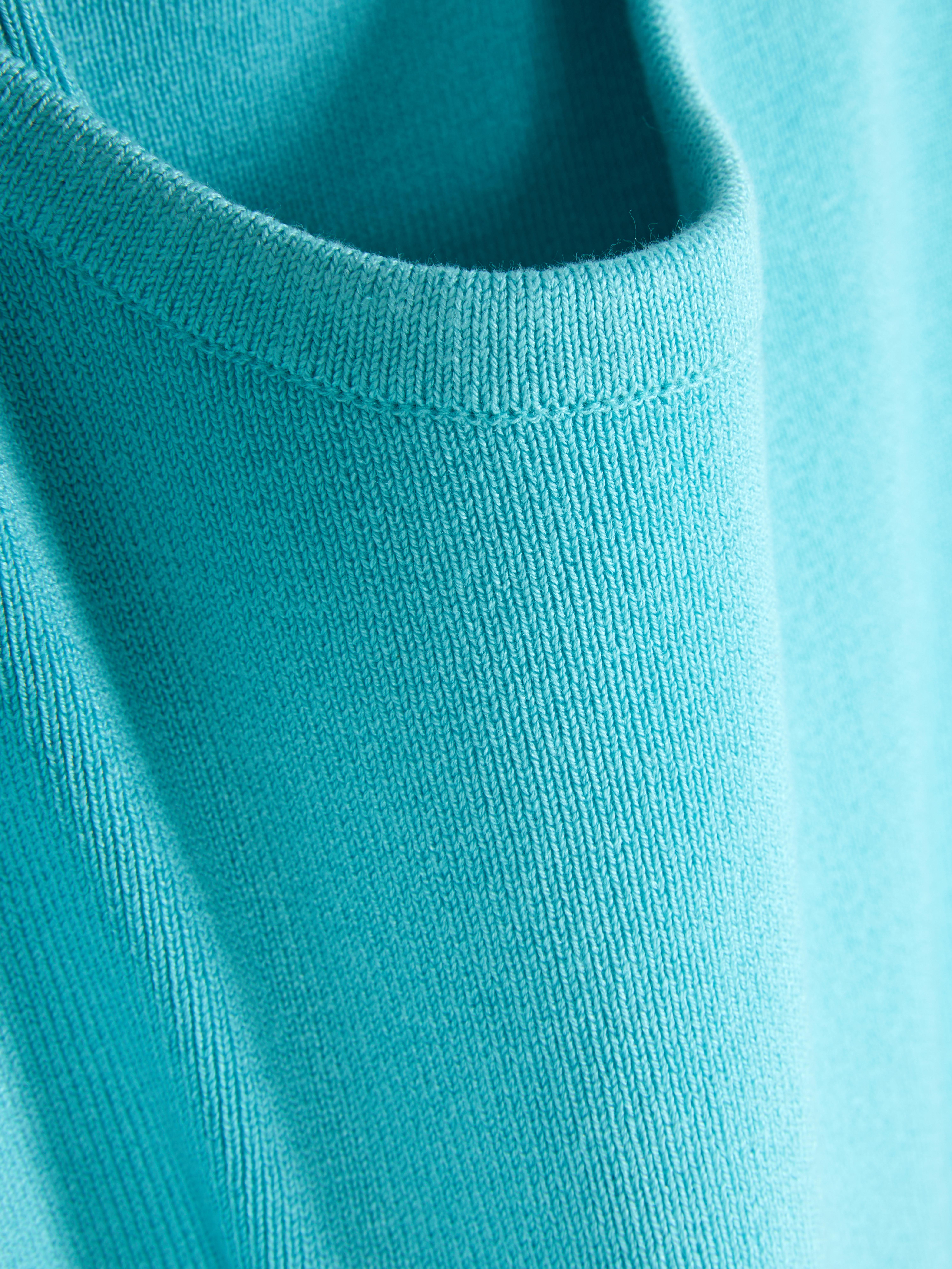 Maglia a girocollo Una maglia con girocollo e lavorazione a maglia