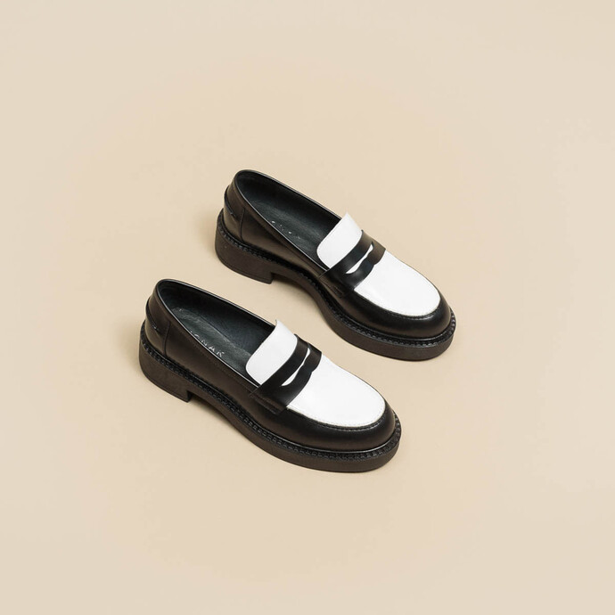 Mocassins à semelles épaisses  en cuir glacé noir et blanc