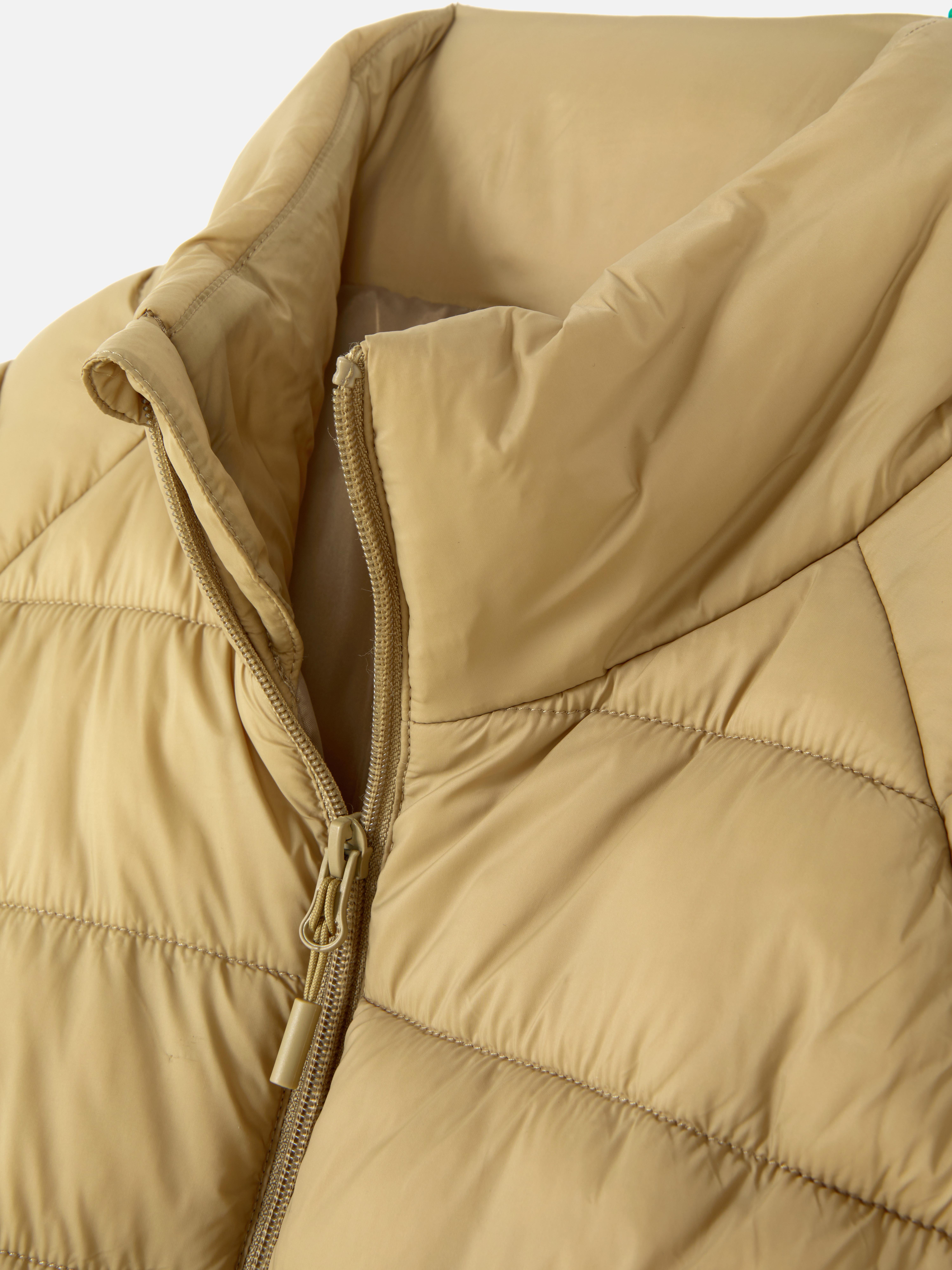 Steppjacke mit Stehkragen. Eine lässige Steppjacke mit Stehkragen, Reißverschluss und Taschen.