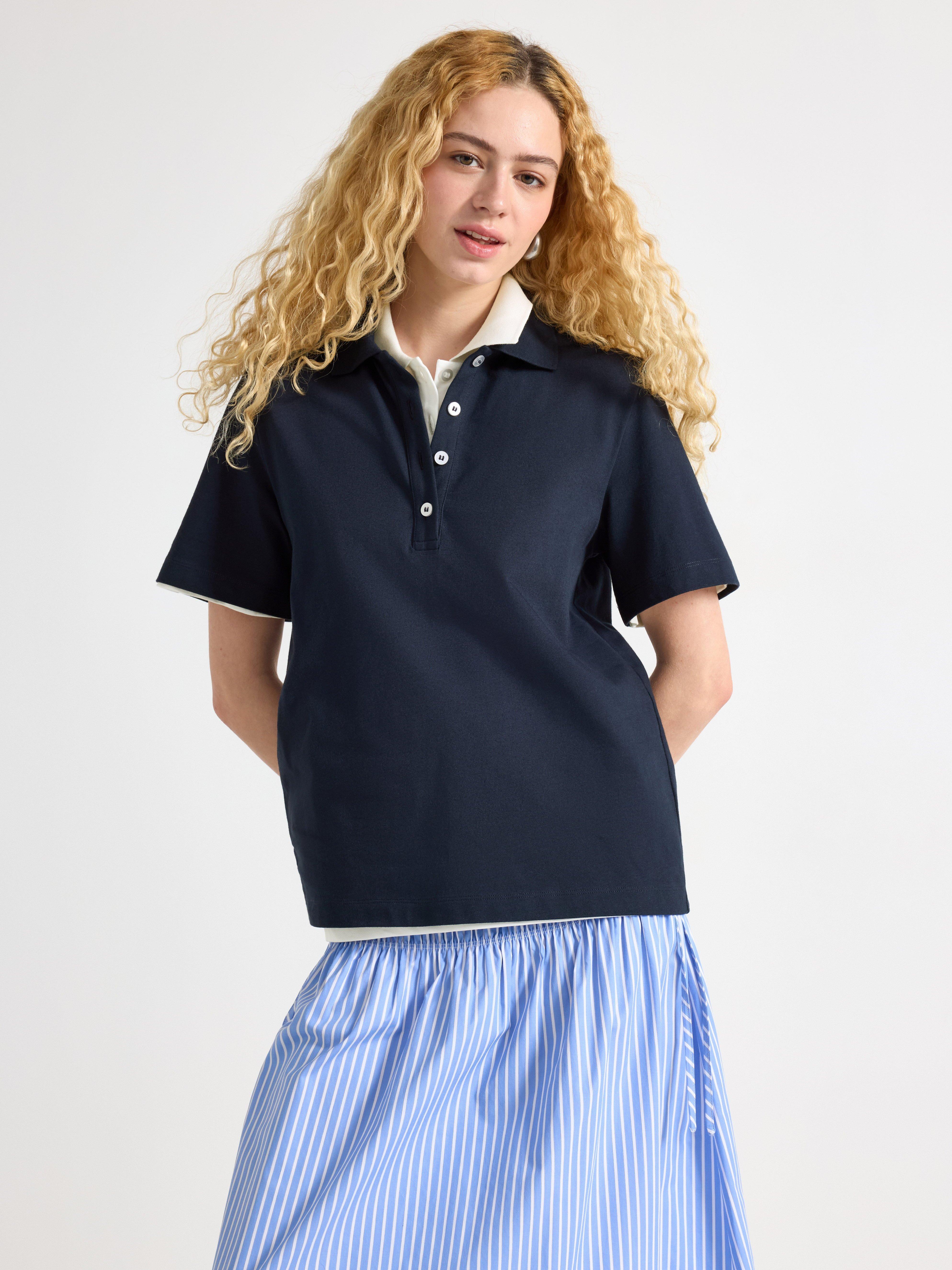 Blusa com gola azul marinho escuro