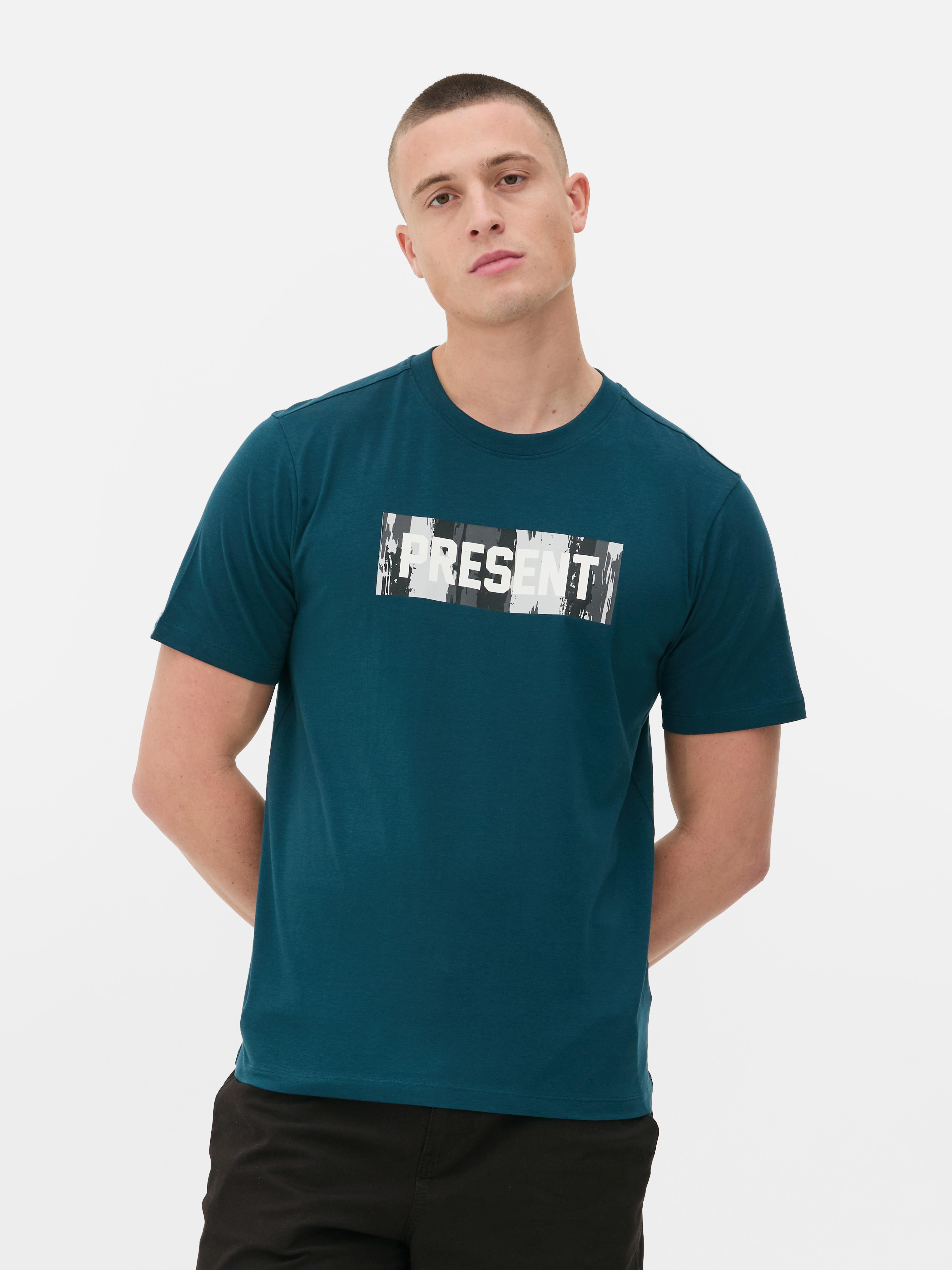 Kurzarm-T-Shirt mit Aufdruck Ein Kurzarm-T-Shirt mit einem Geschenkaufdruck auf der Vorderseite