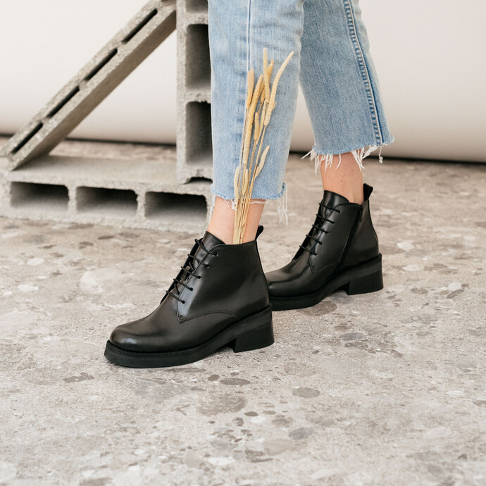 Boots à talons et lacets  en cuir glacé noir