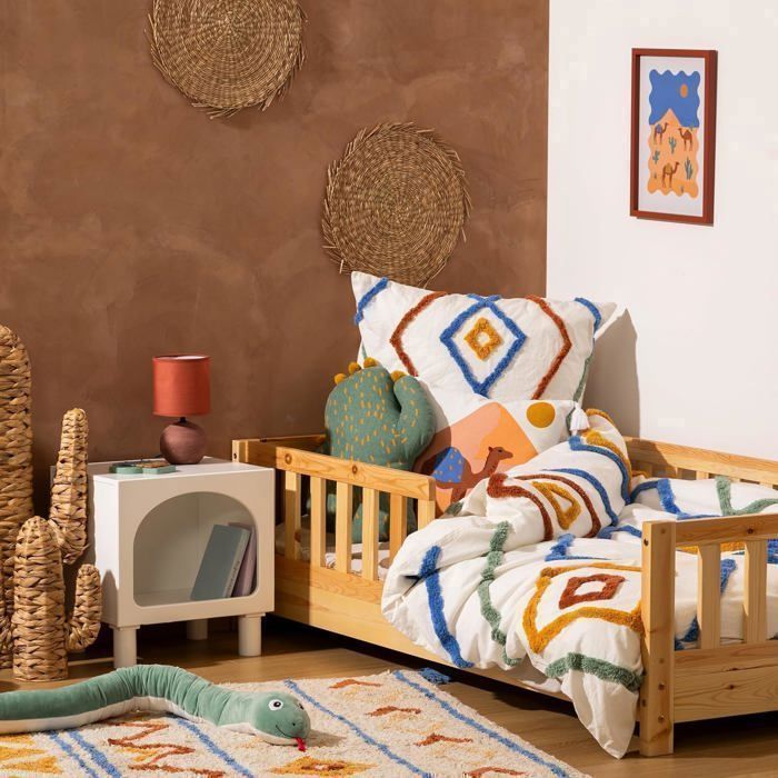 Cama Montessori WEB2O 90x190 cm em madeira natural com grades de proteção castanhas.