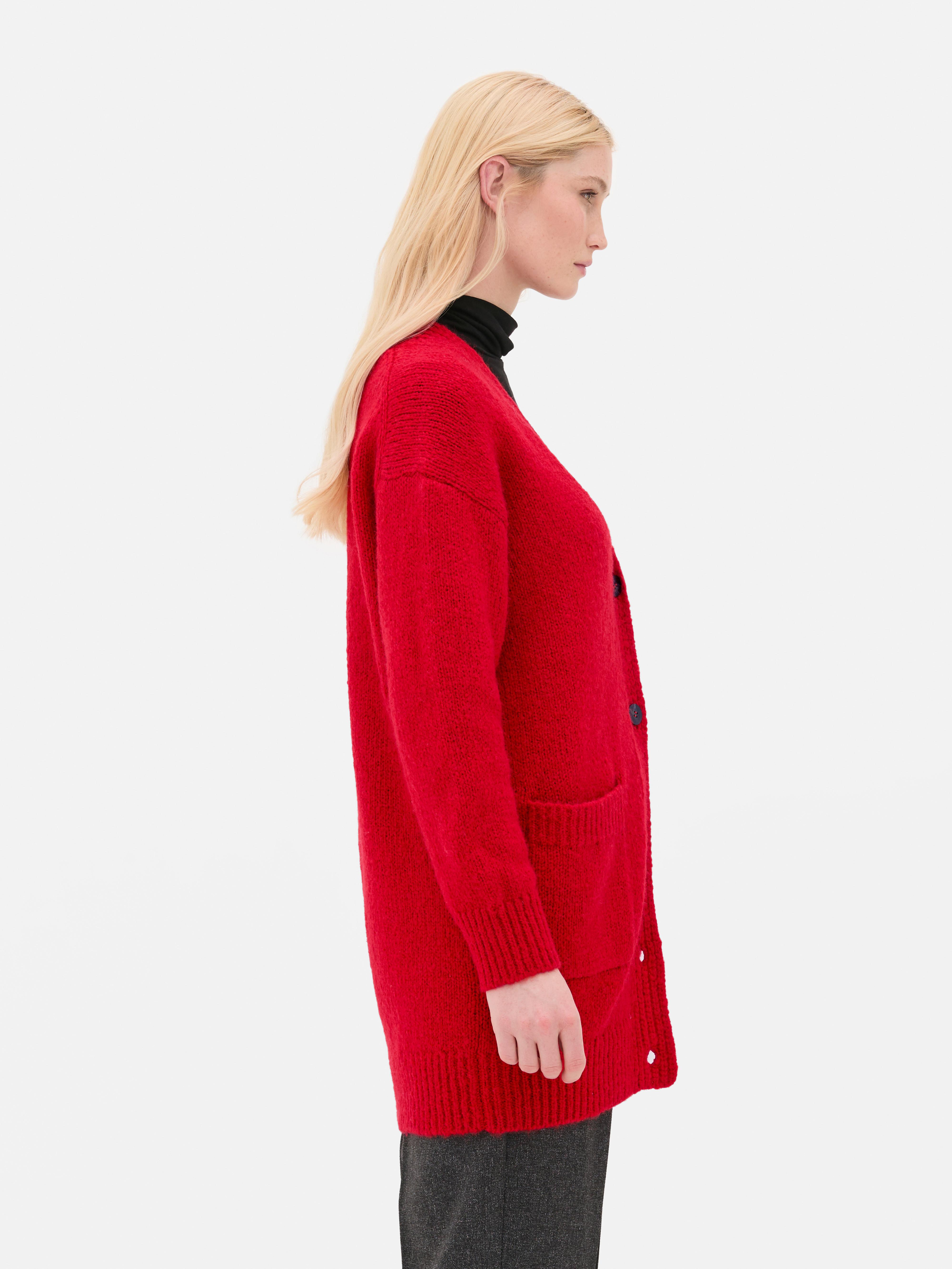 Oversize-Strickjacke. Eine lange Strickjacke mit Oversize-Schnitt, V-Ausschnitt und aufgesetzten Taschen.