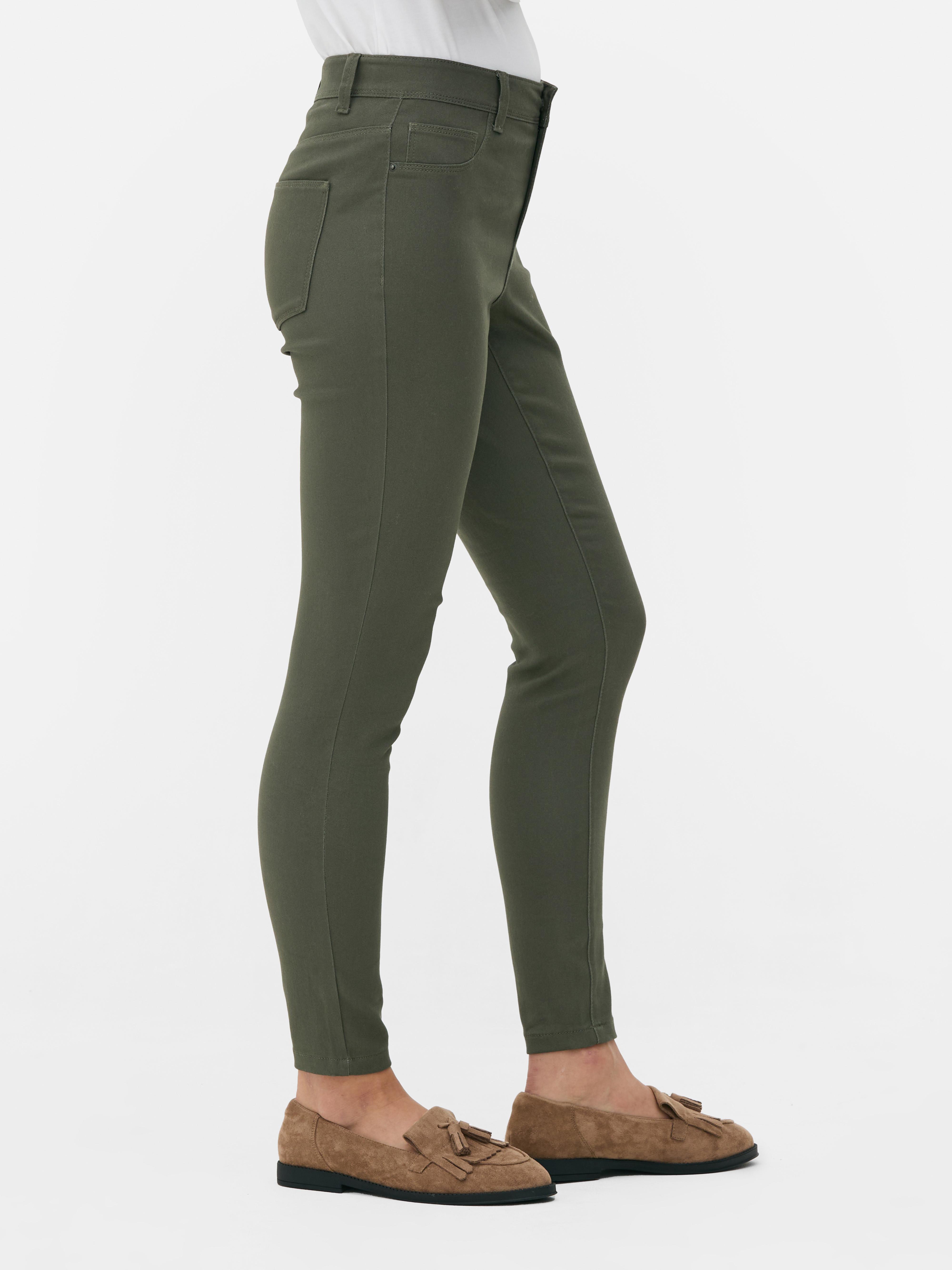 Blugi skinny simpli cu talie medie. Blugii sunt un must-have, iar noi adorăm acest stil mulat.