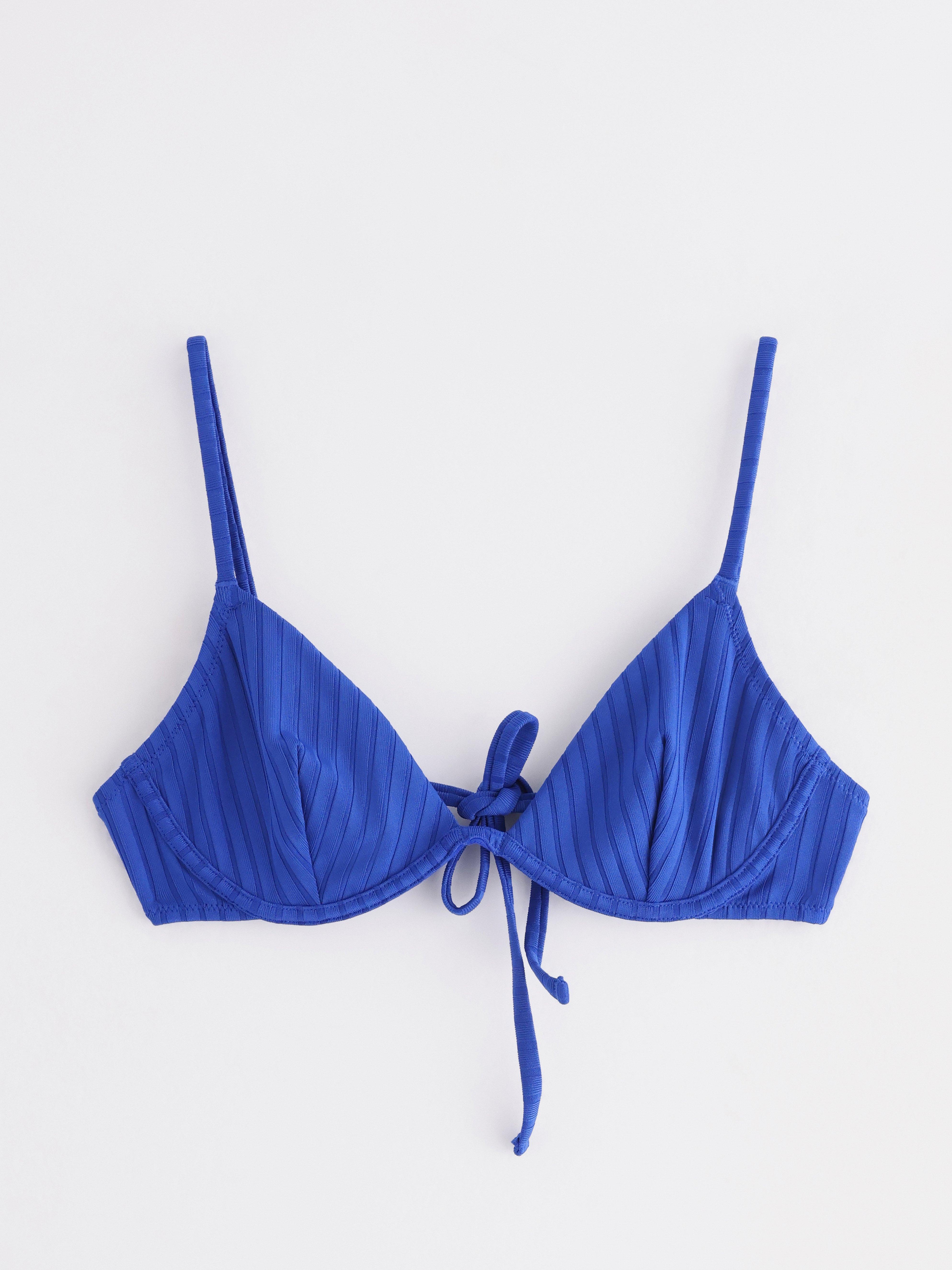 Top de bikini con aros sin relleno, color azul.
